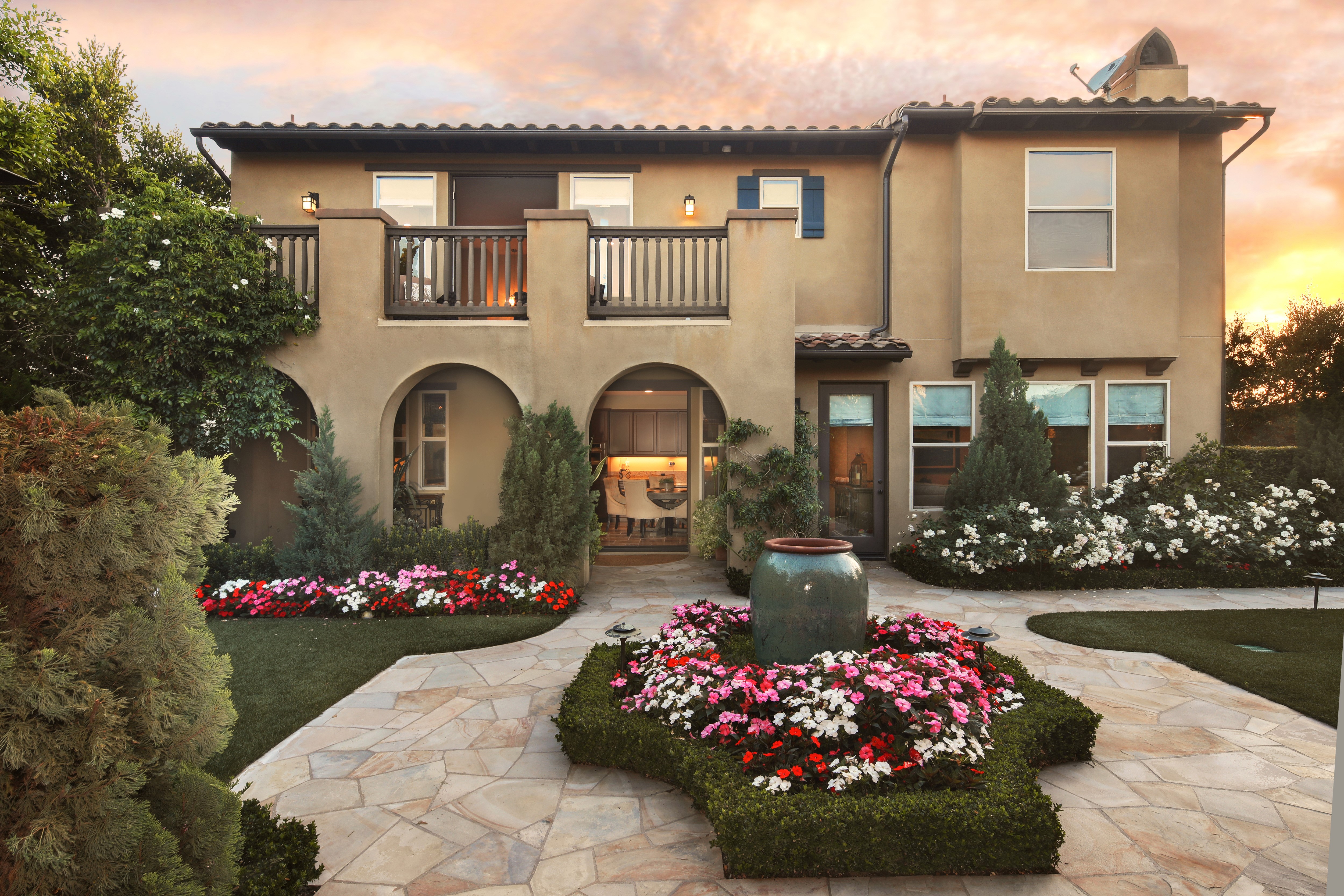 House with landscaping in San Juan Capistrano, USA HD Wallpaper