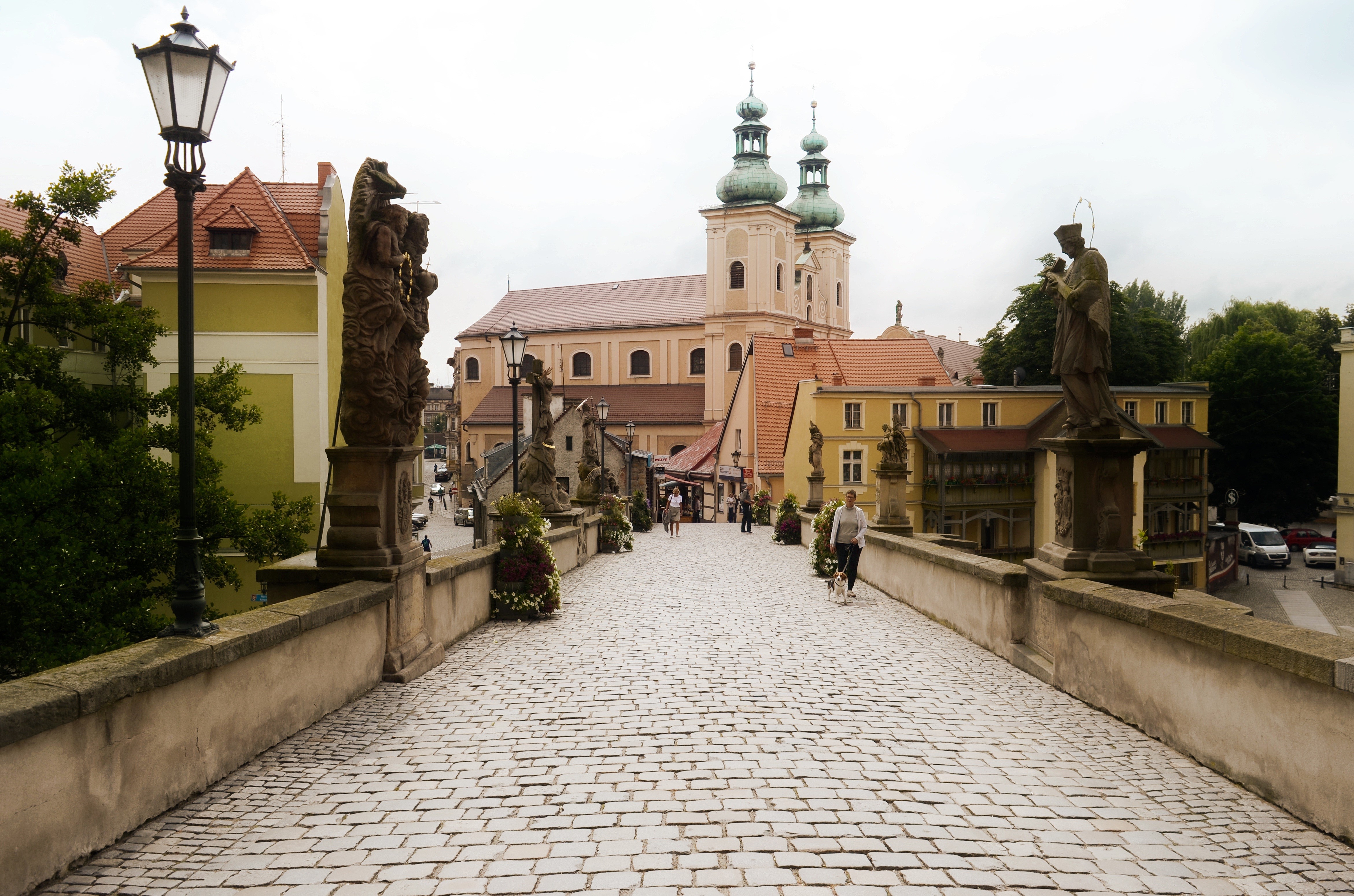 4K Klodzko Bridge with Sculptures and Church, Poland HD Wallpaper