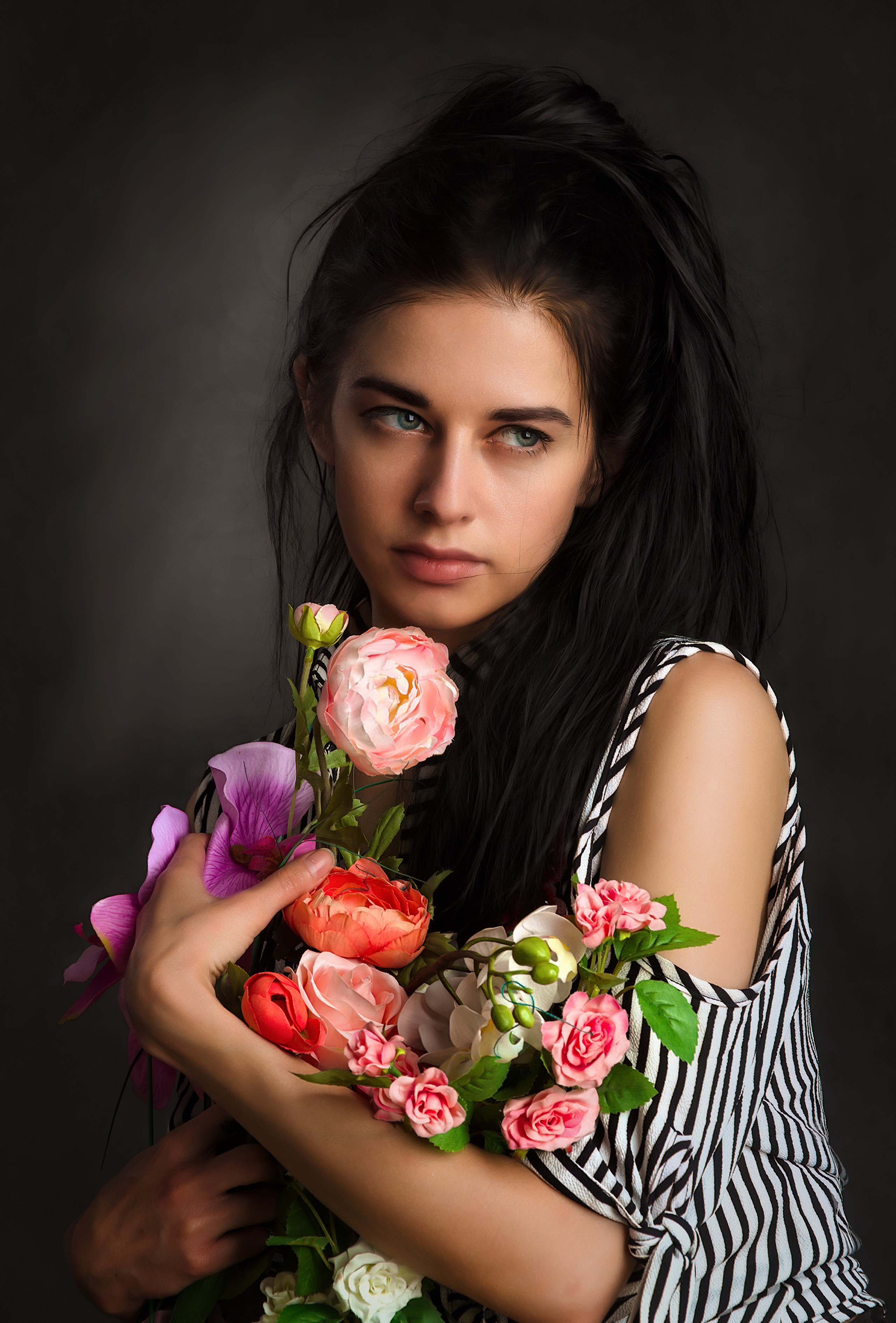 Brunette girl holding a bouquet of flowers HD Phone Wallpaper