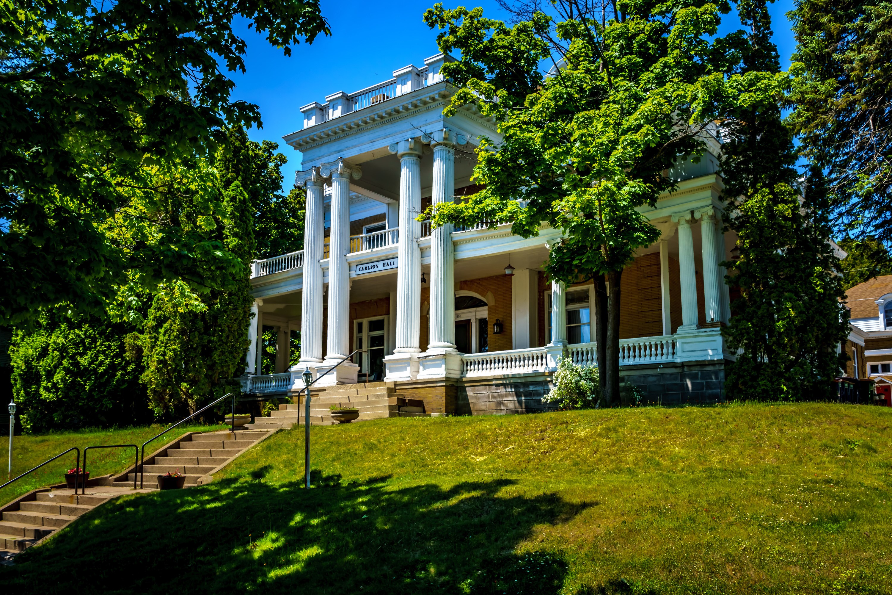 Carlson Hall with columns and stairs in Duluth, Minnesota HD Wallpaper