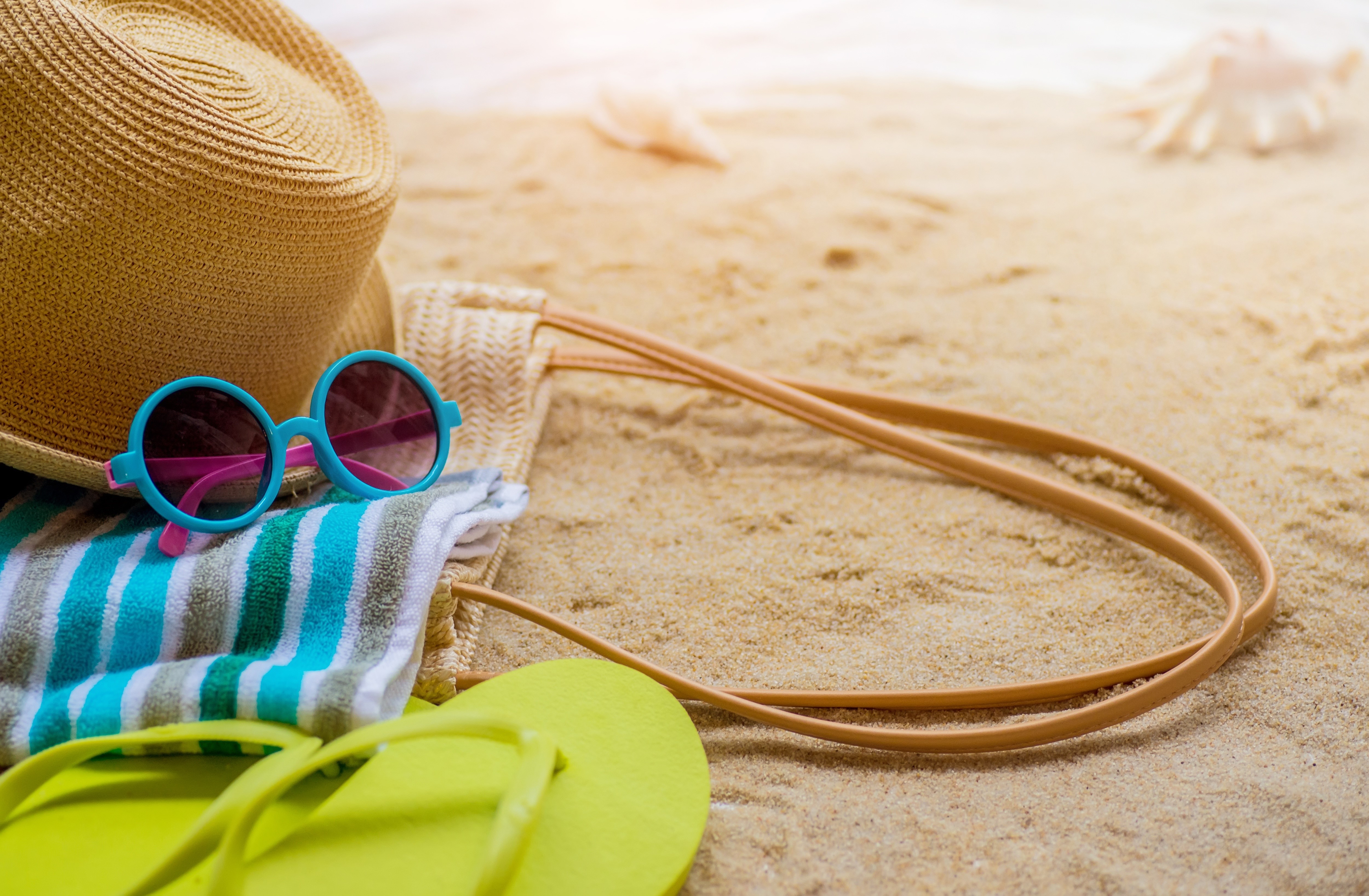 Beach accessories on sand with ocean background HD Wallpaper