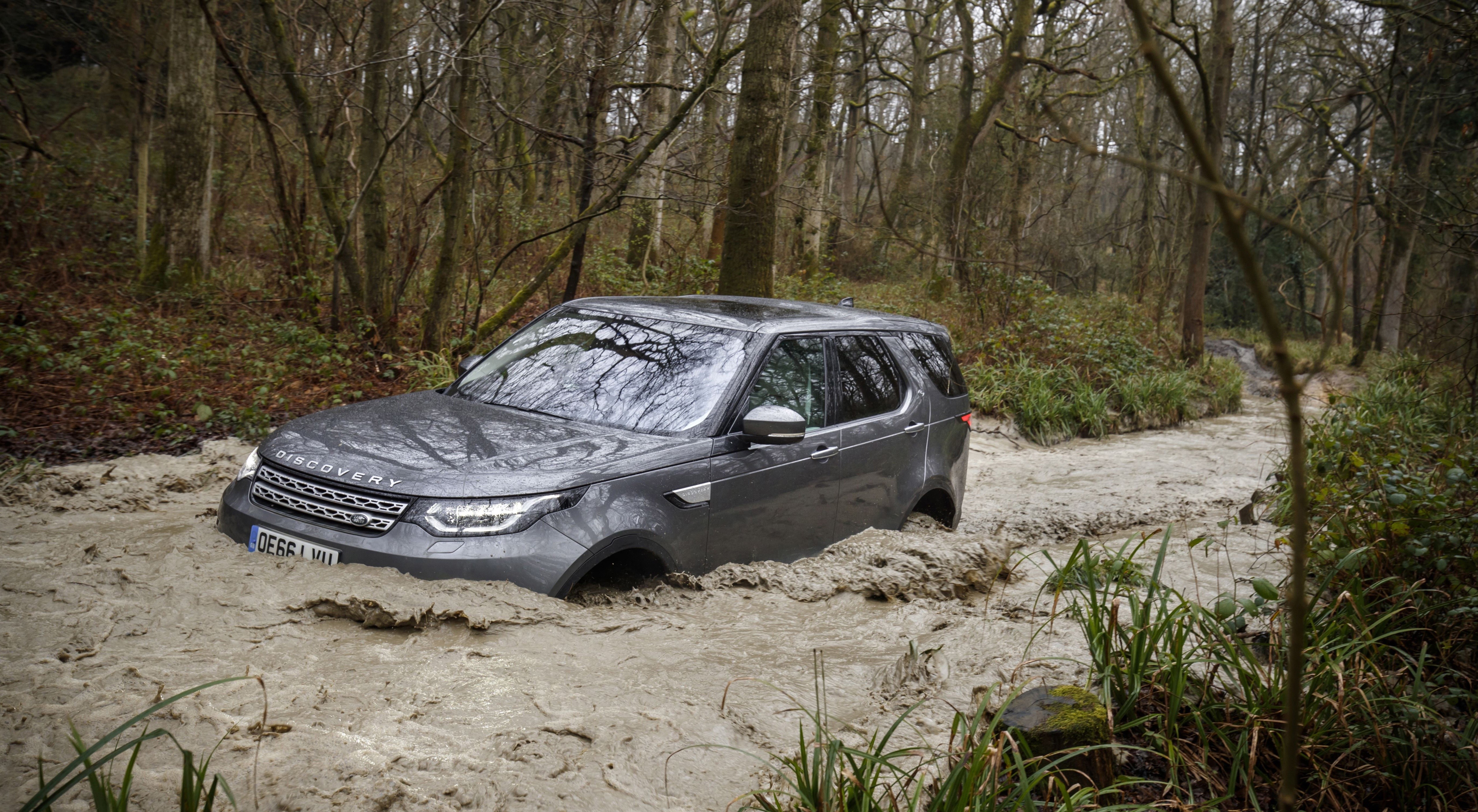 2017 Land Rover Discovery SUV in Muddy Water HD Wallpaper