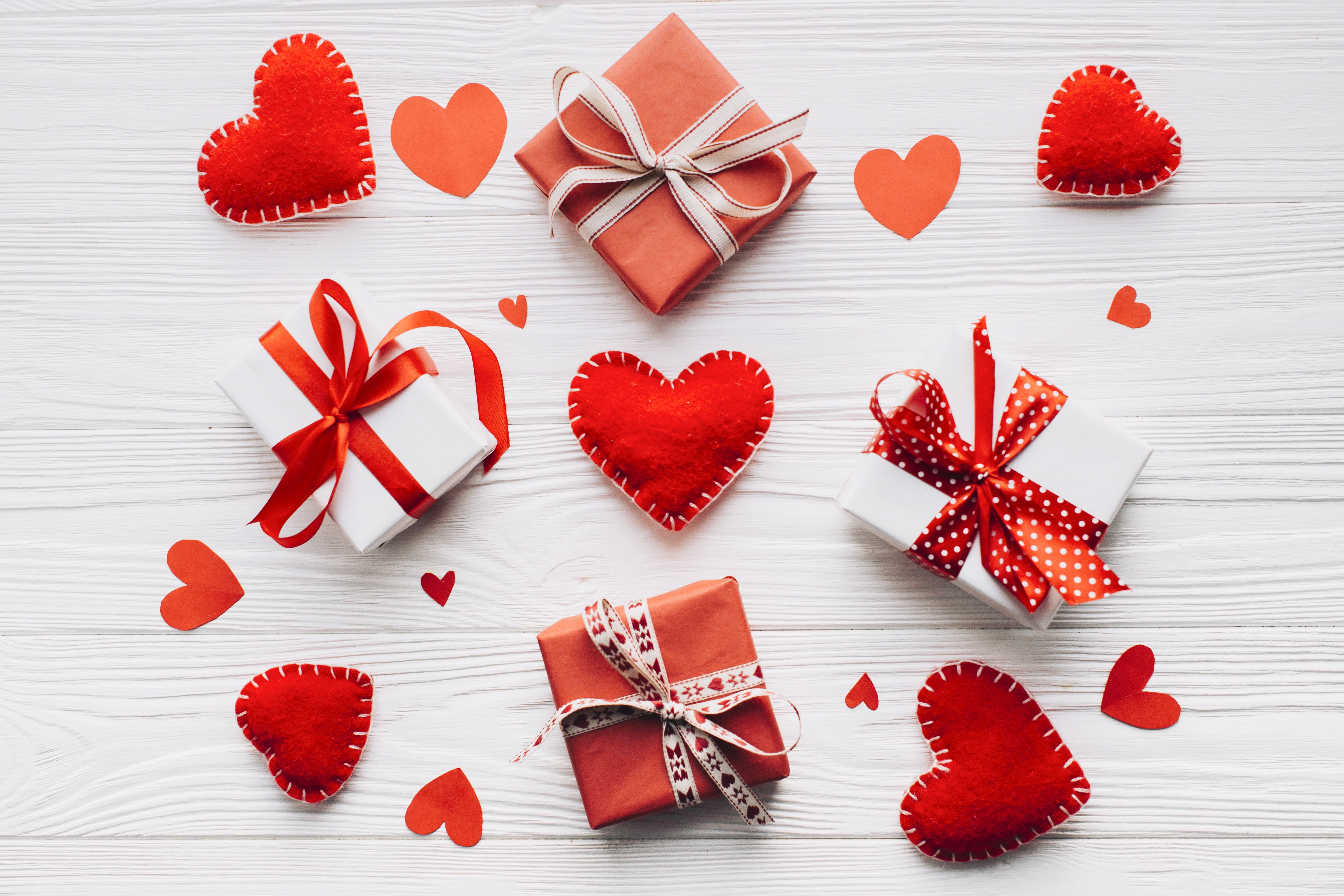 Valentine's Day Gifts and Hearts HD Wallpaper