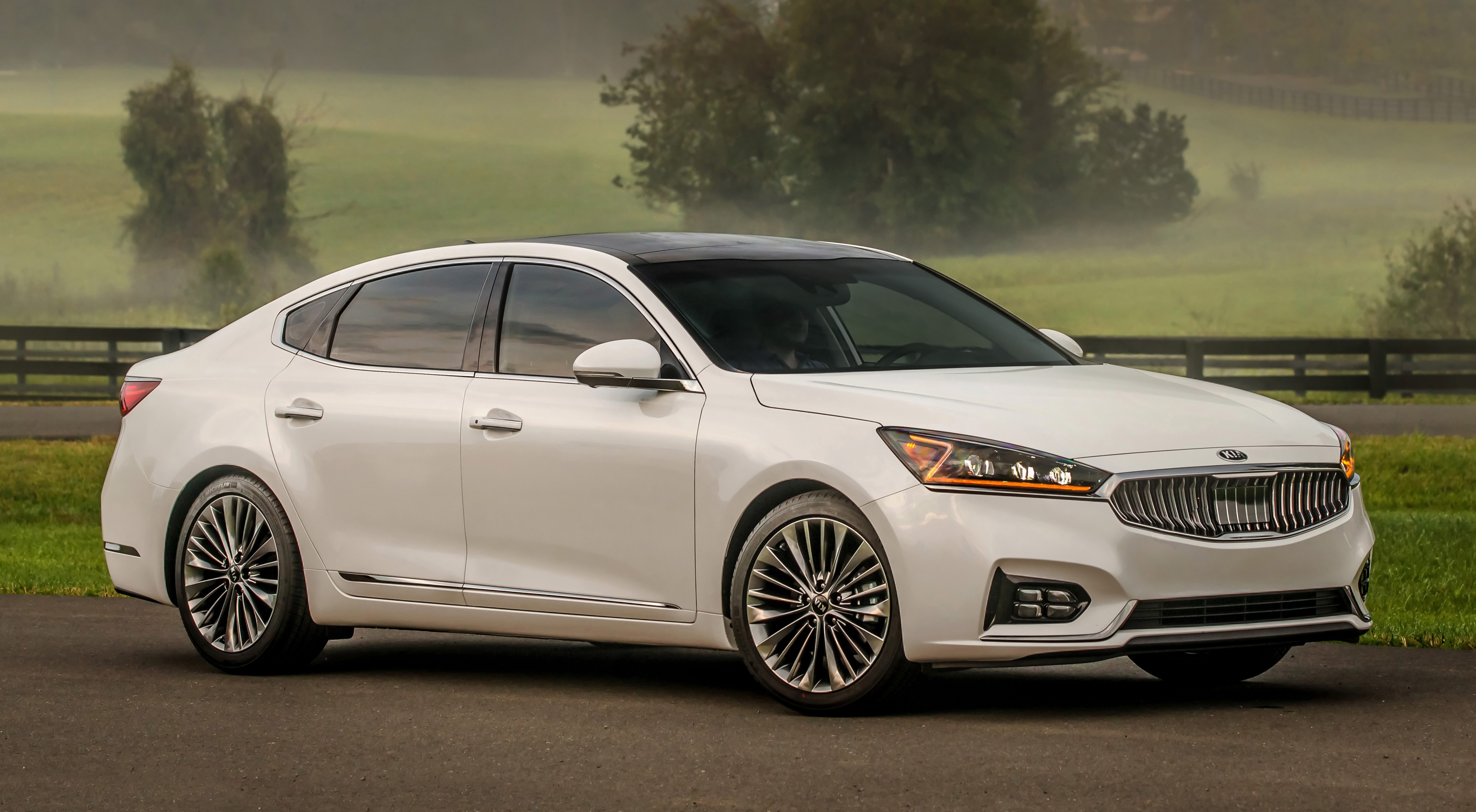 White 2016 Kia Cadenza SXL Sedan HD Wallpaper