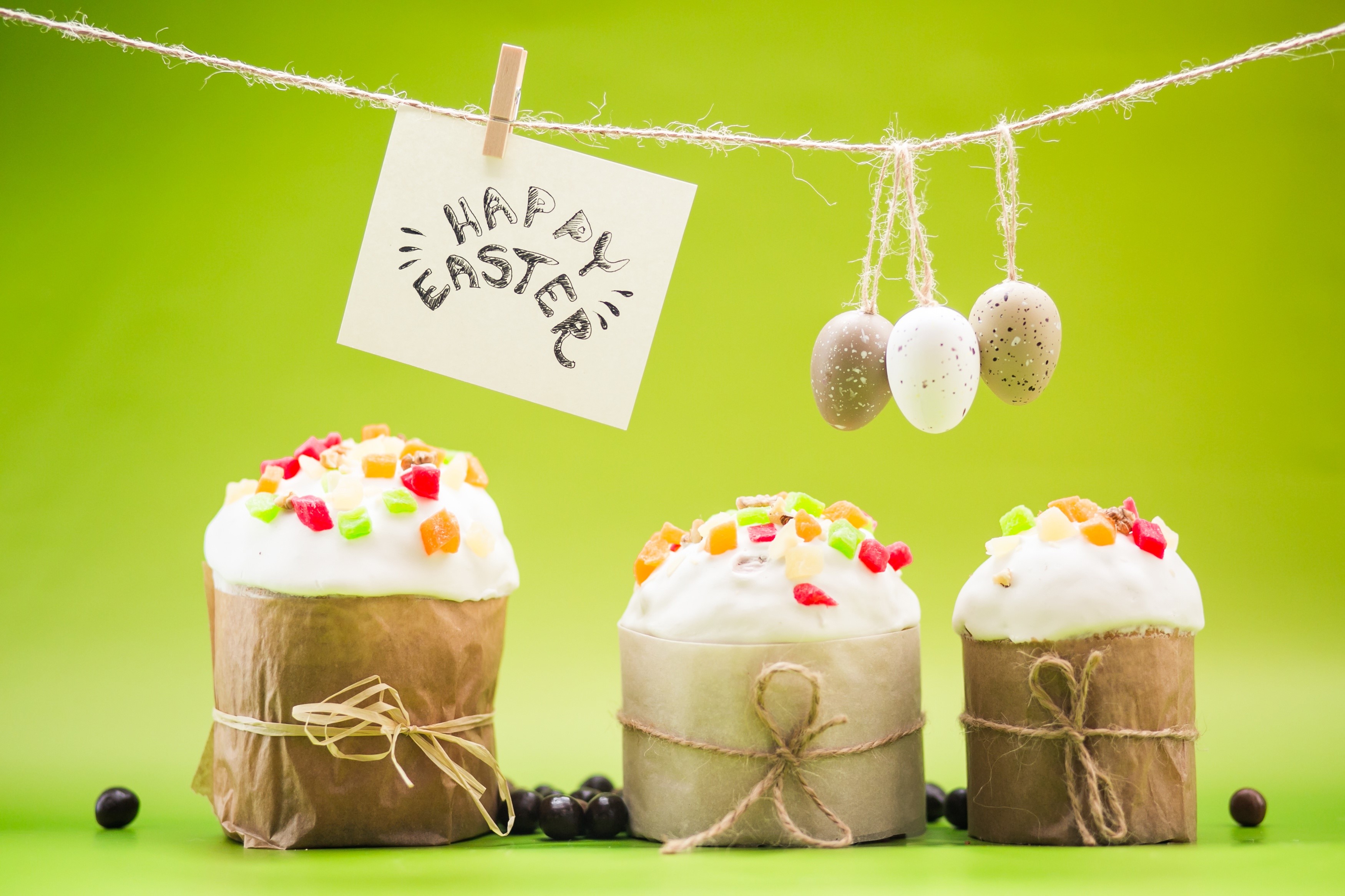 Easter Kulich cakes with eggs and Happy Easter note HD Wallpaper