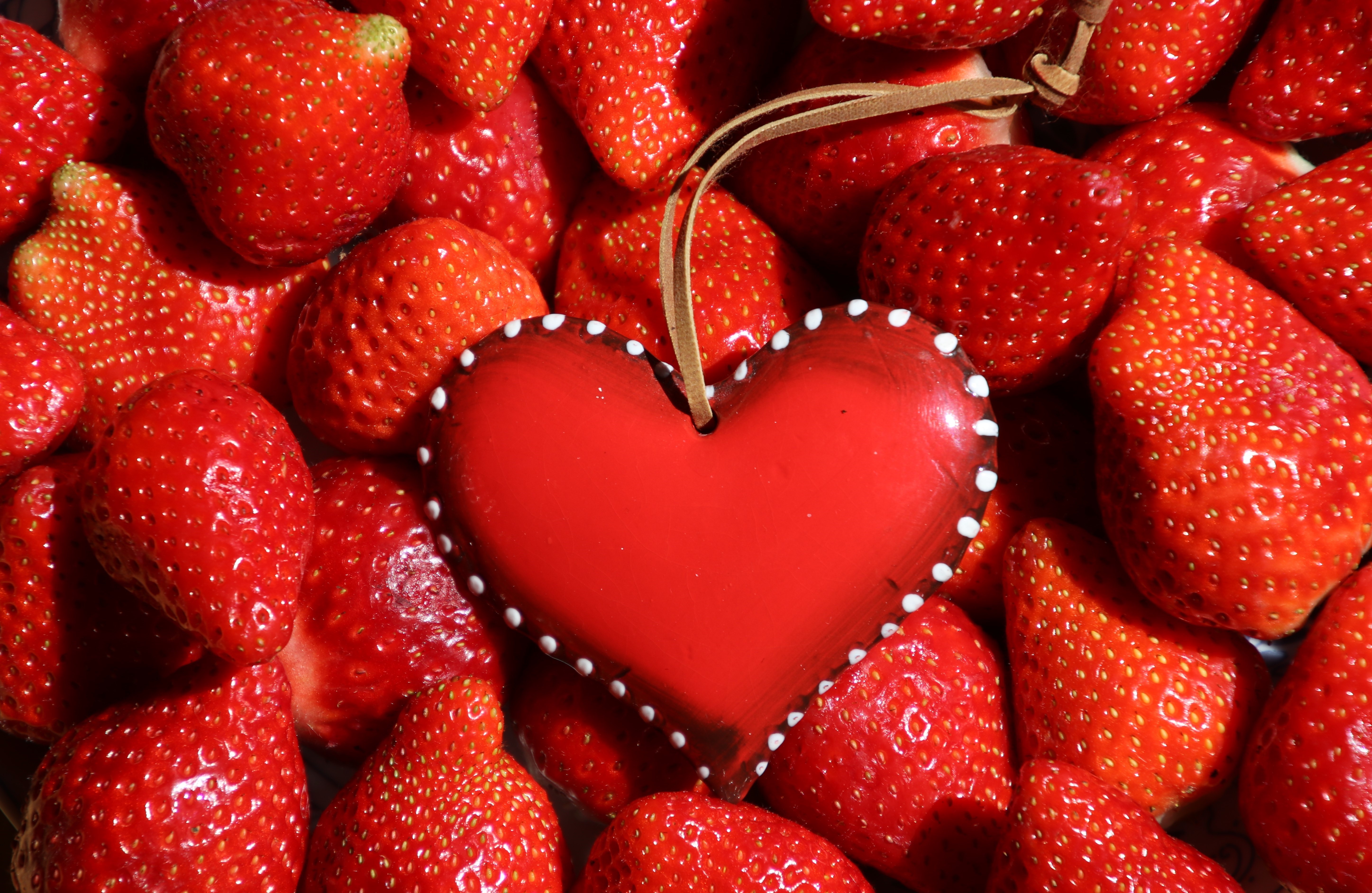 Strawberries and a red heart decoration HD Wallpaper