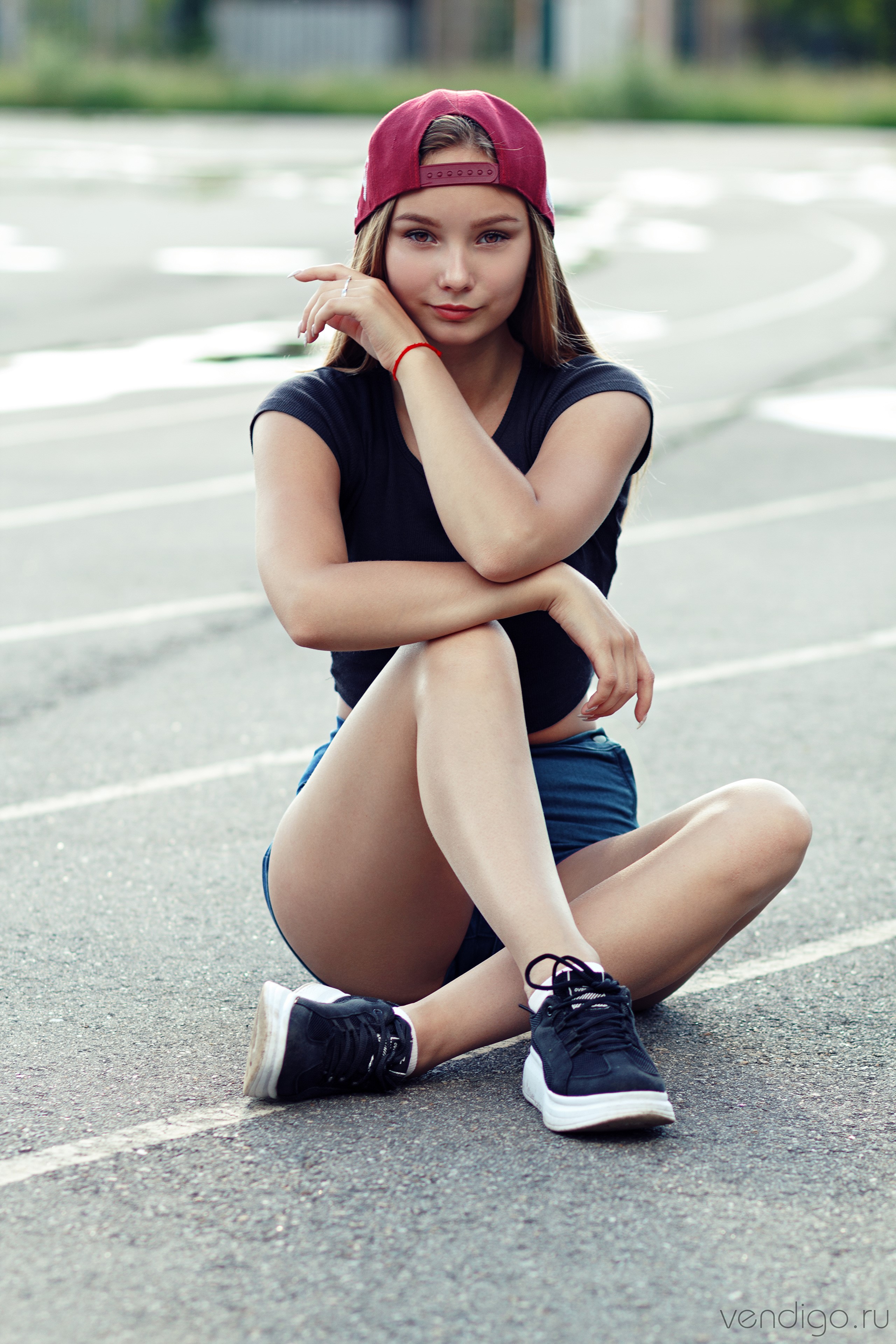 Milena Sitting in Casual Summer Outfit HD Phone Wallpaper