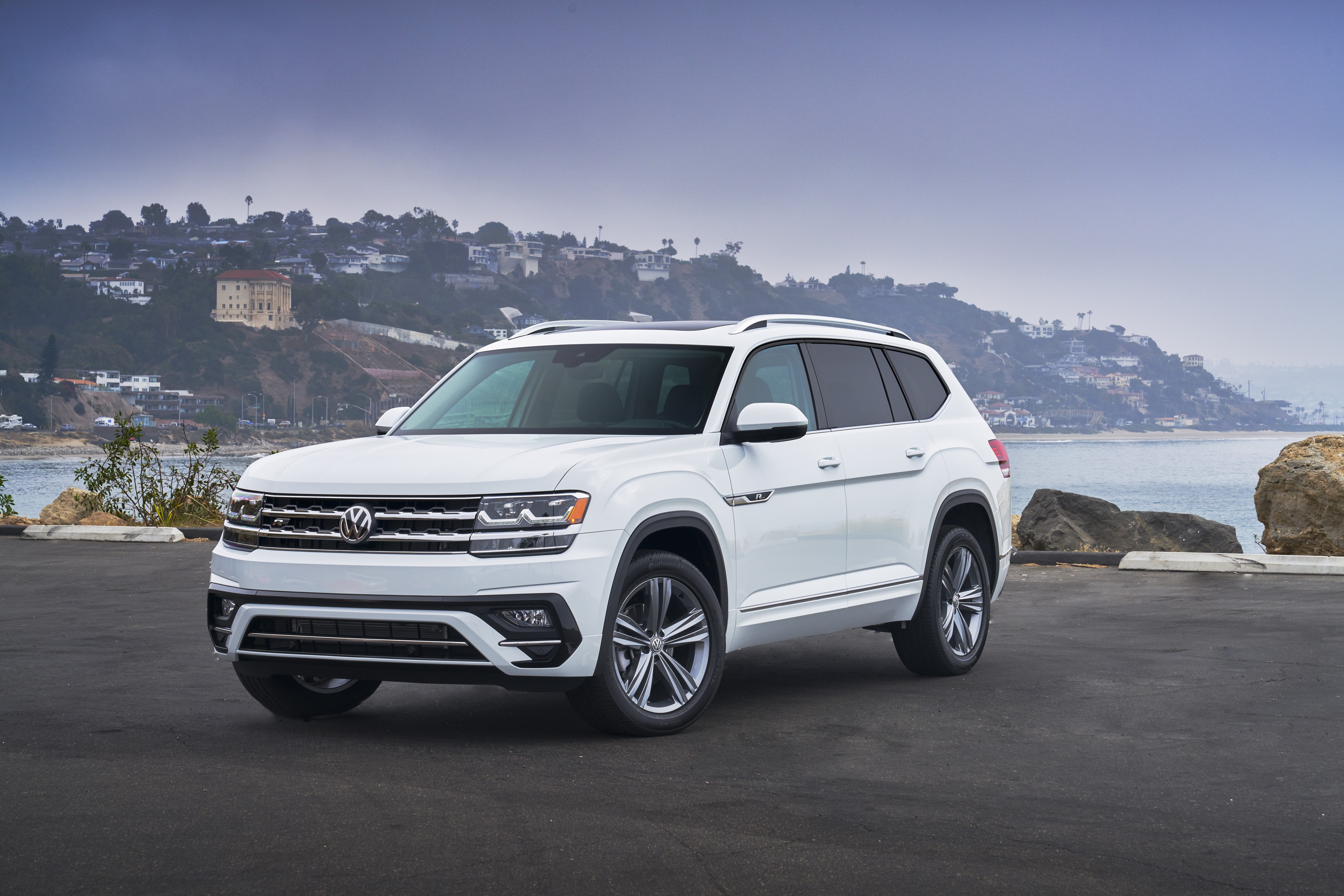 White Volkswagen Atlas V6 4MOTION R-Line Crossover HD Wallpaper