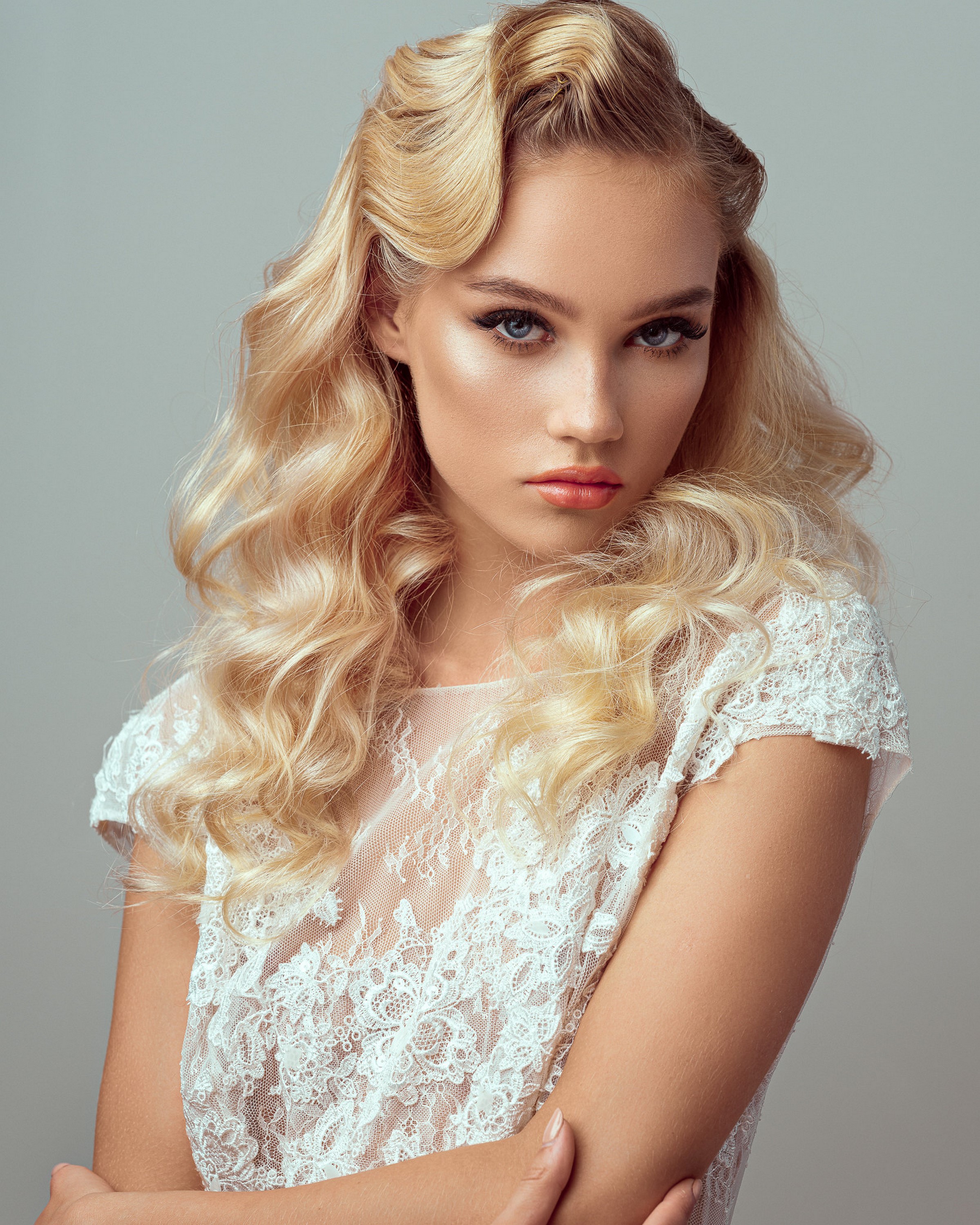 Evelina, blonde model with vintage hairstyle HD Phone Wallpaper