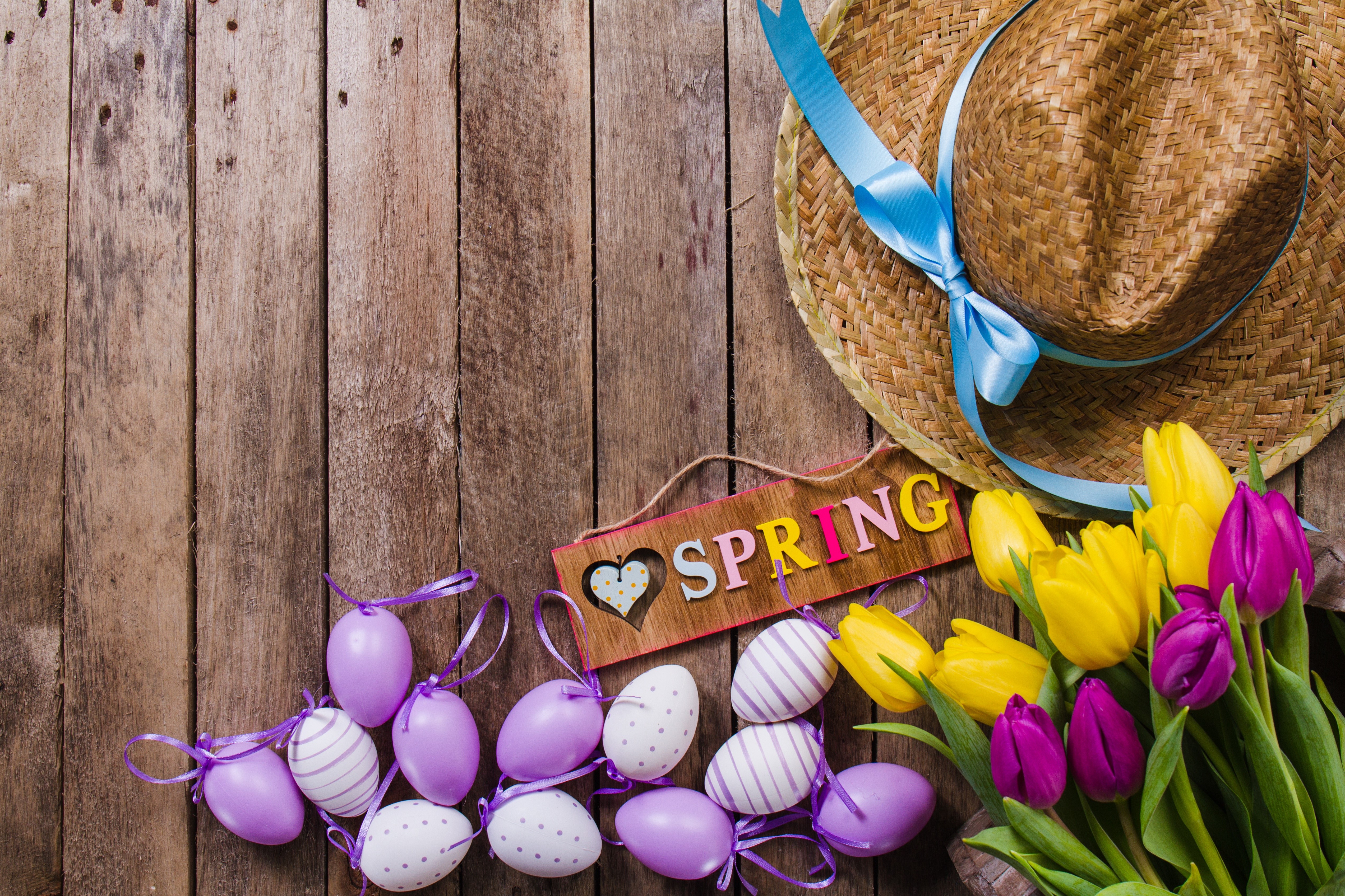 Easter decorations with tulips and straw hat HD Wallpaper
