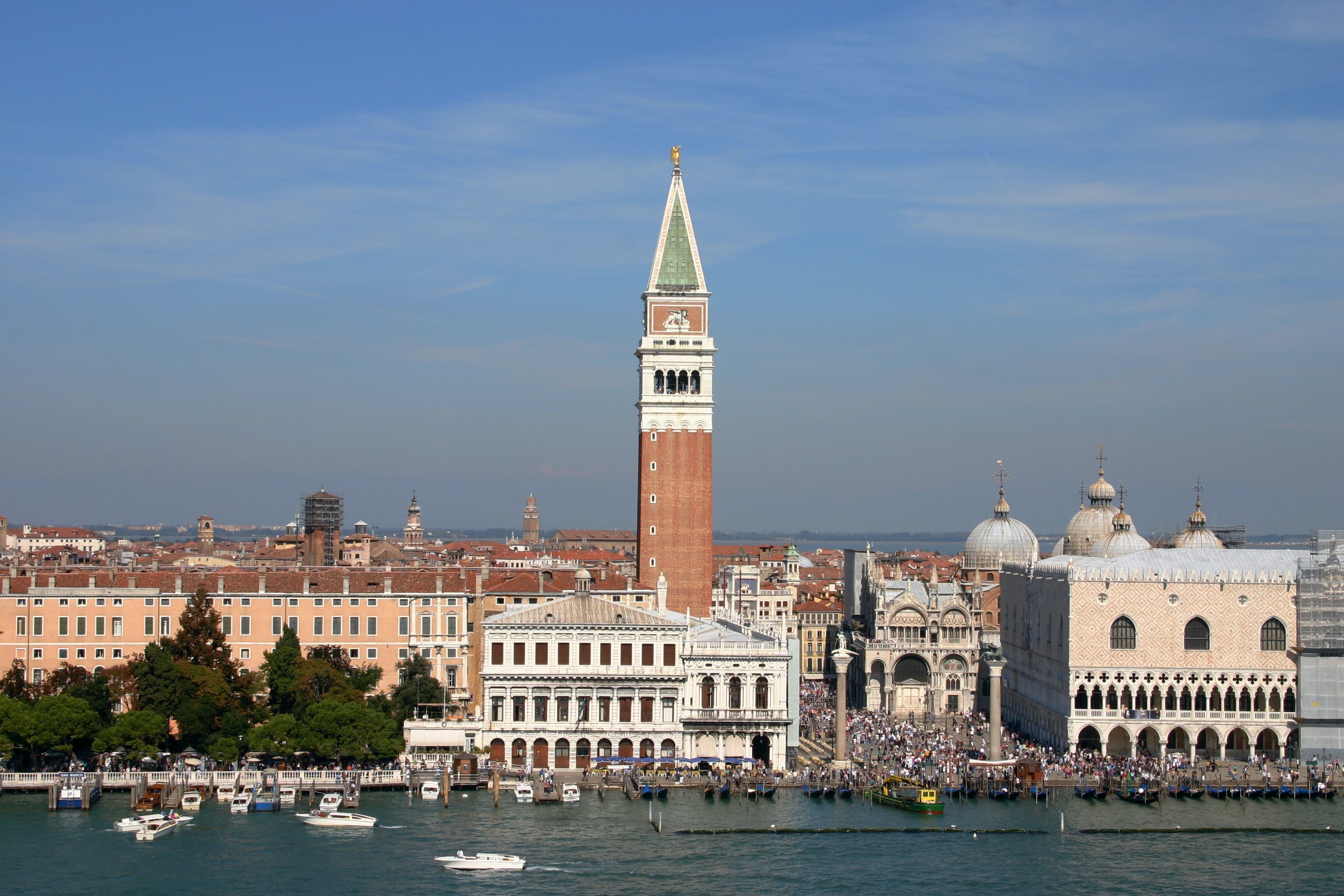 Venice cityscape with St. Mark's Cathedral and Campanile HD Wallpaper