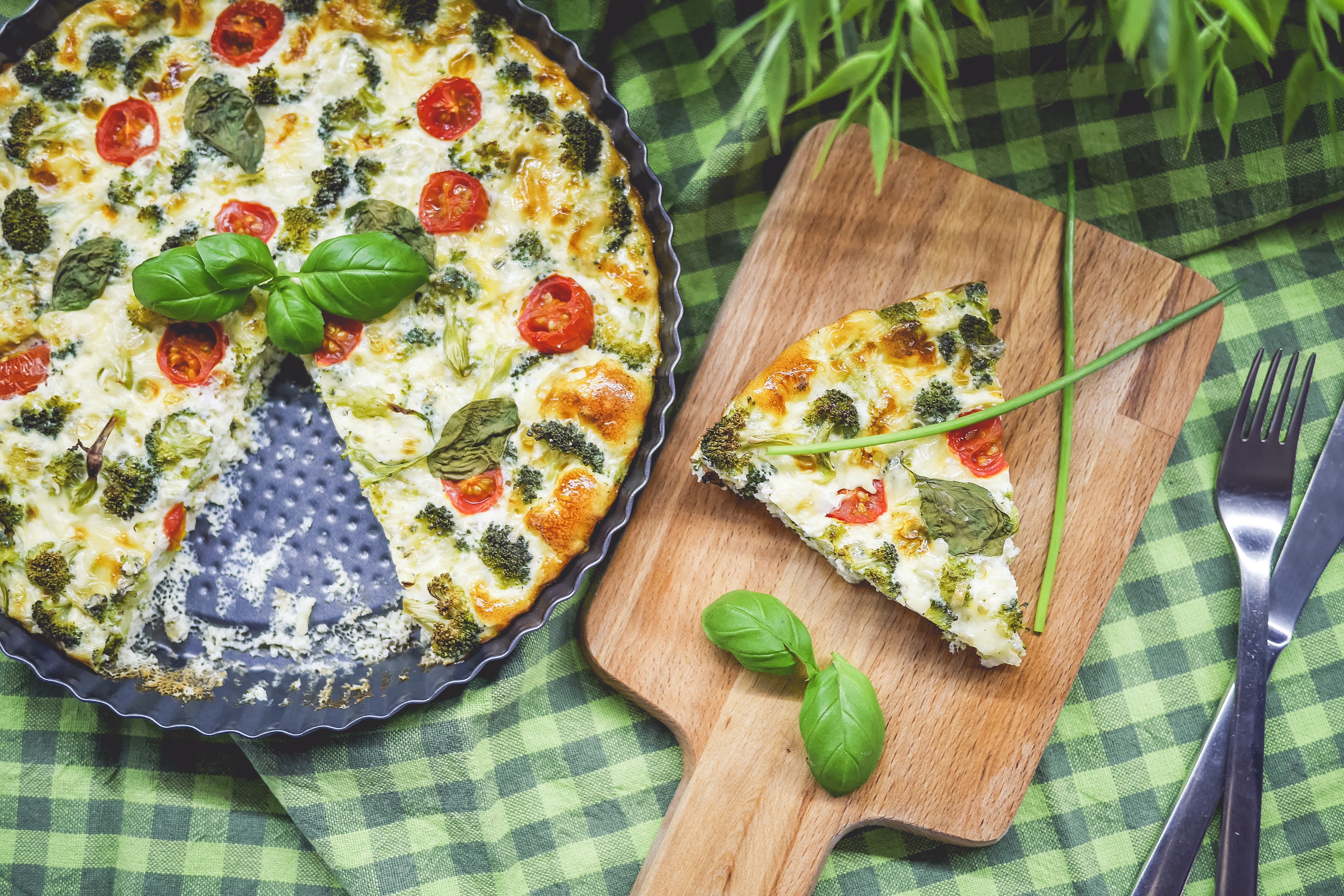 Broccoli and Tomato Quiche with Basil HD Wallpaper