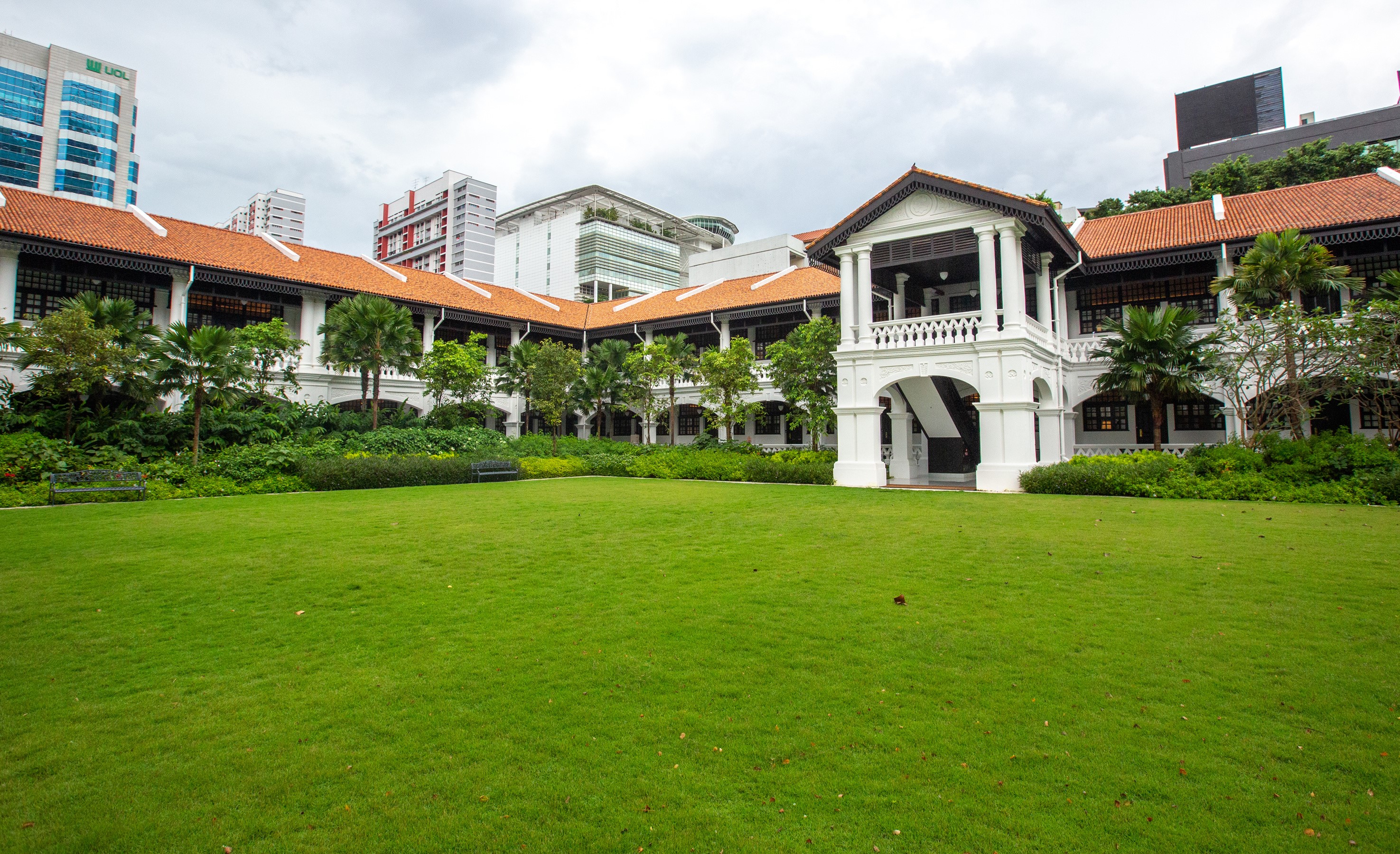 Raffles Hotel Singapore lawn and building HD Wallpaper