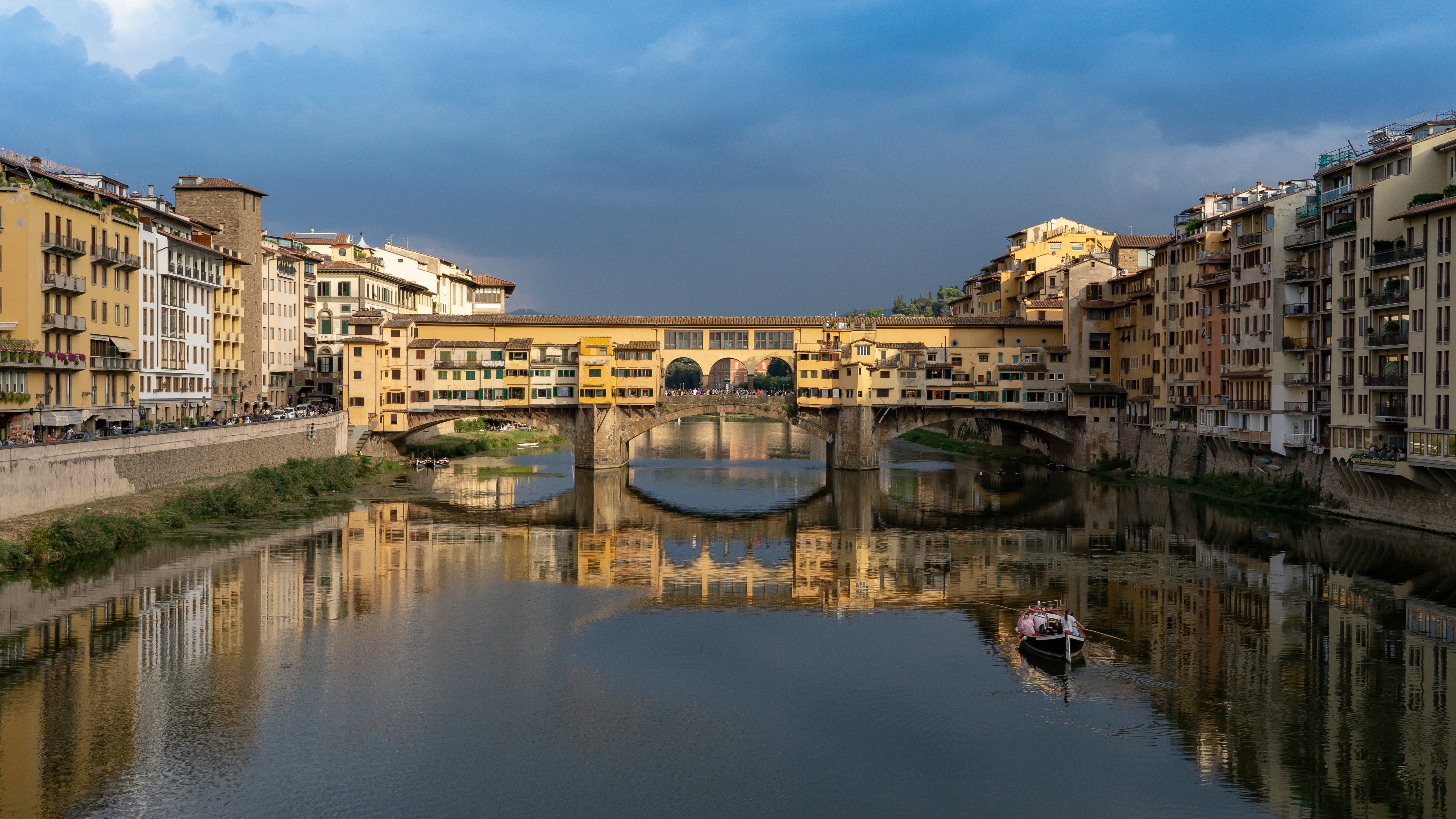 Ponte Vecchio bridge over Arno River in Florence, Italy HD Wallpaper