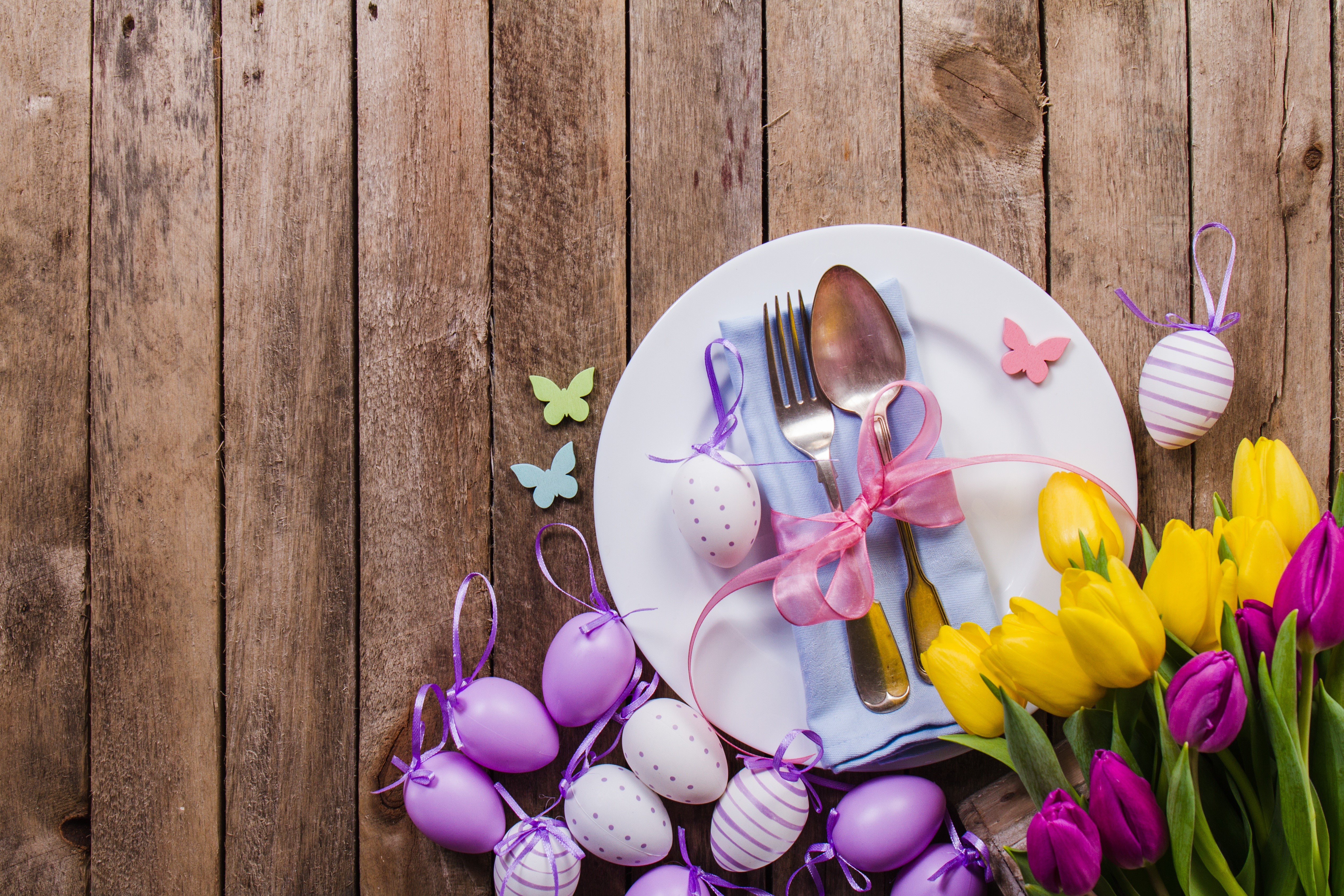 Easter table setting with tulips and eggs HD Wallpaper