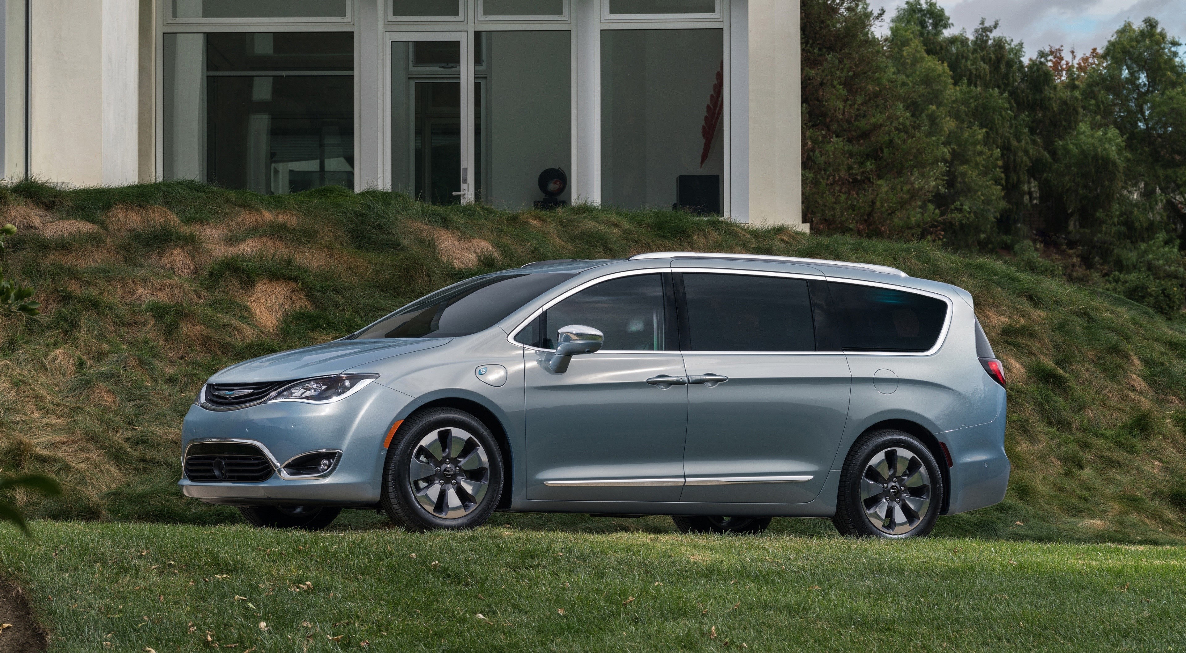2016 Chrysler Pacifica Hybrid parked on grass HD Wallpaper
