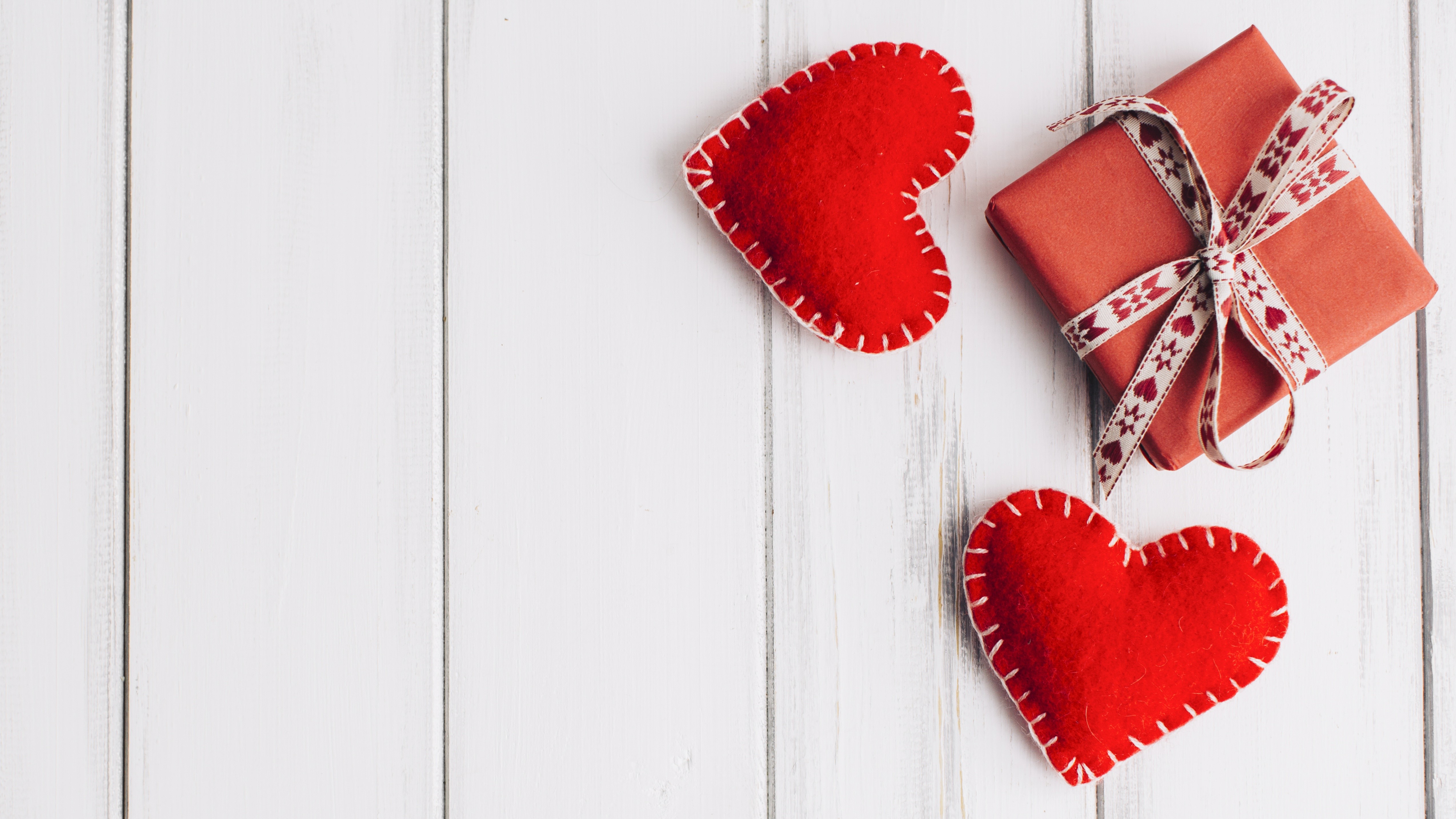 Valentine's Day Gift with Red Hearts HD Wallpaper