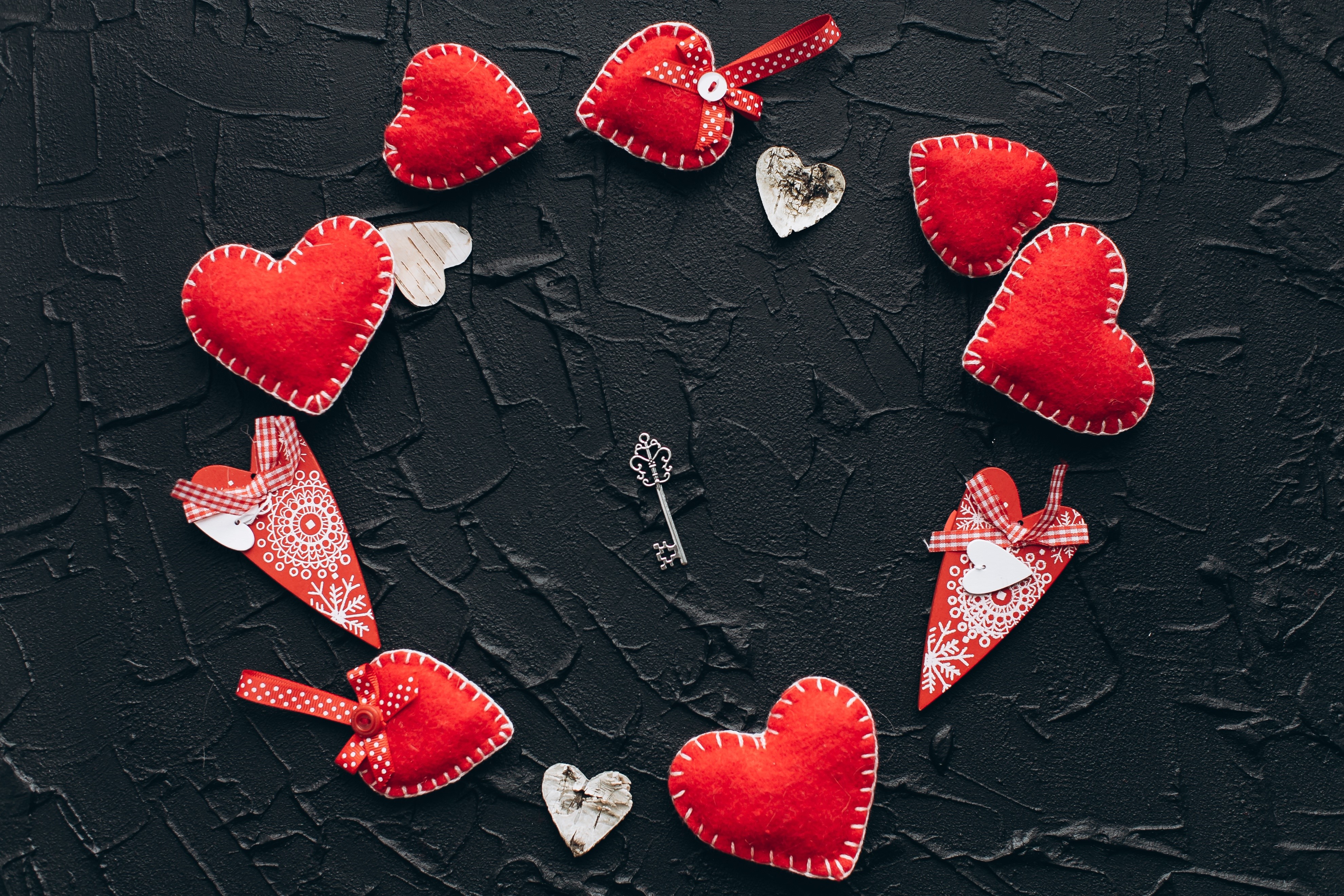 Valentine's Day Red Hearts and Key Decoration HD Wallpaper