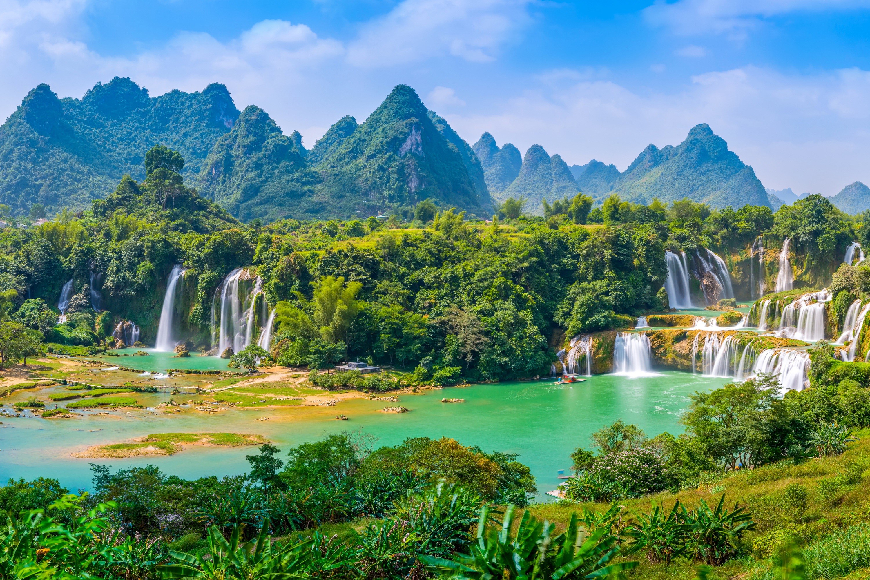 Detian Waterfall and karst mountains in Vietnam HD Wallpaper