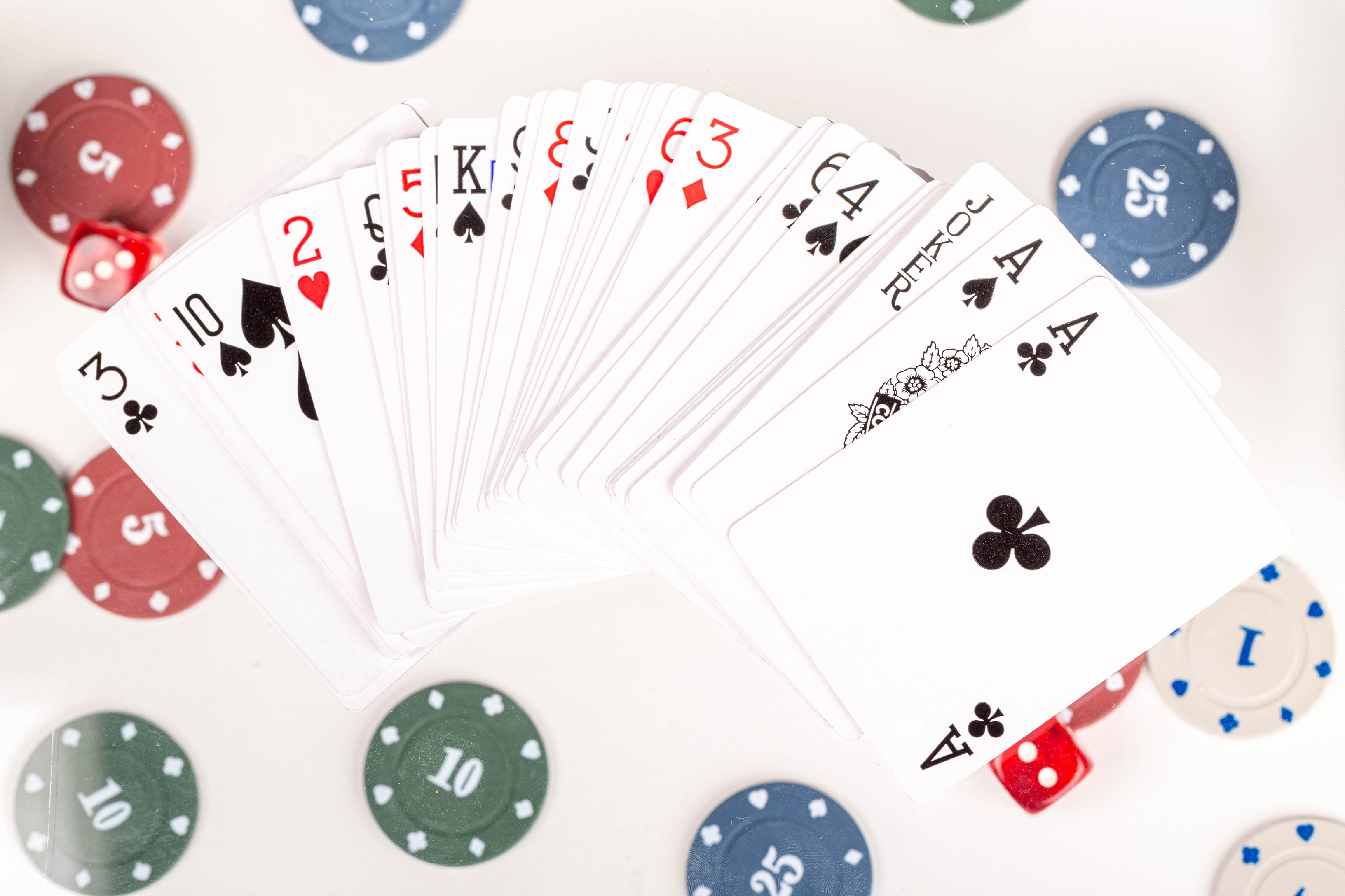 Playing cards and casino chips HD Wallpaper
