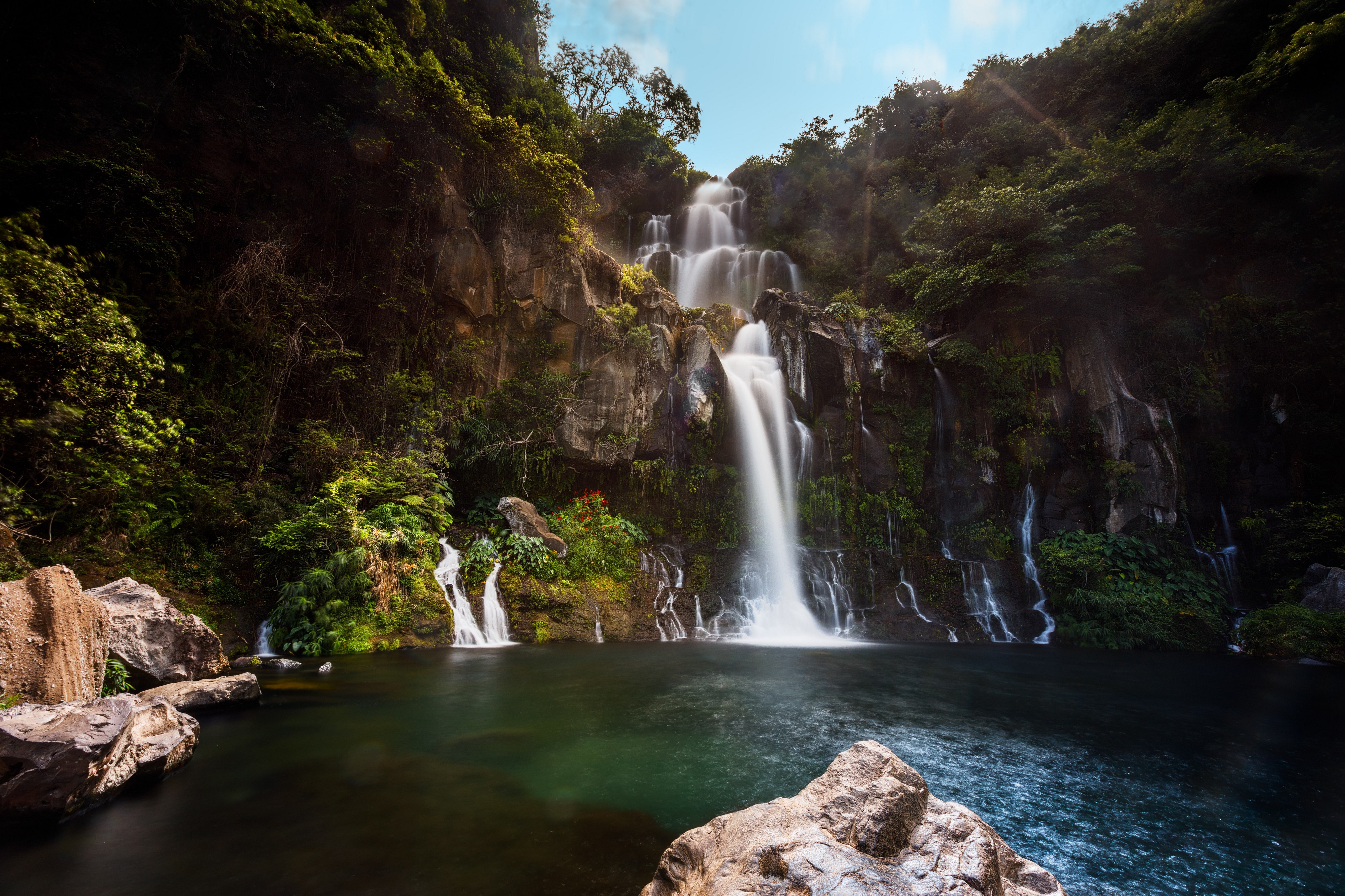 Bassin des Aigrettes waterfall in France HD Wallpaper