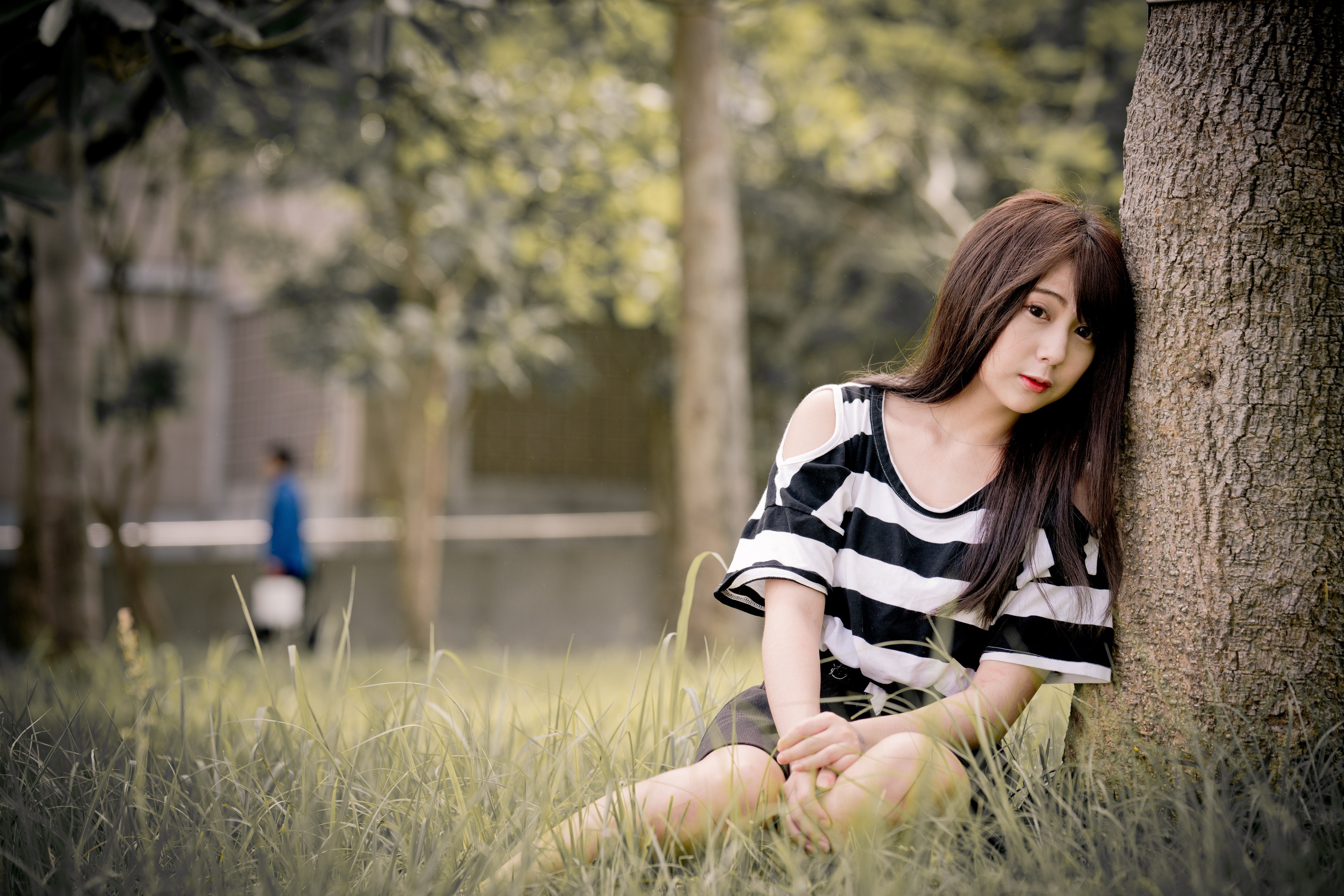 Asian girl sitting by a tree in grass HD Wallpaper