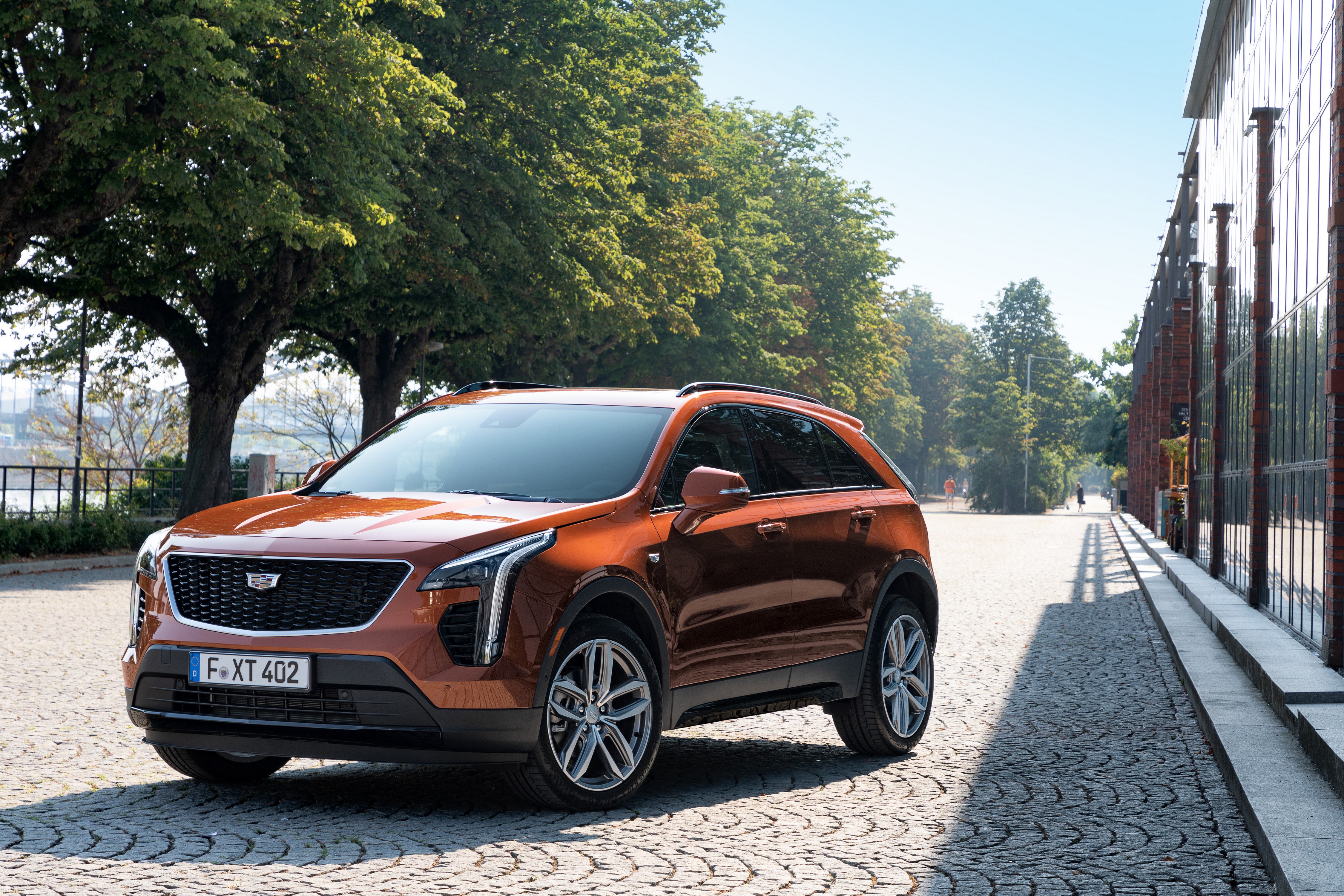 2020 Cadillac XT4 Crossover in Metallic Orange HD Wallpaper