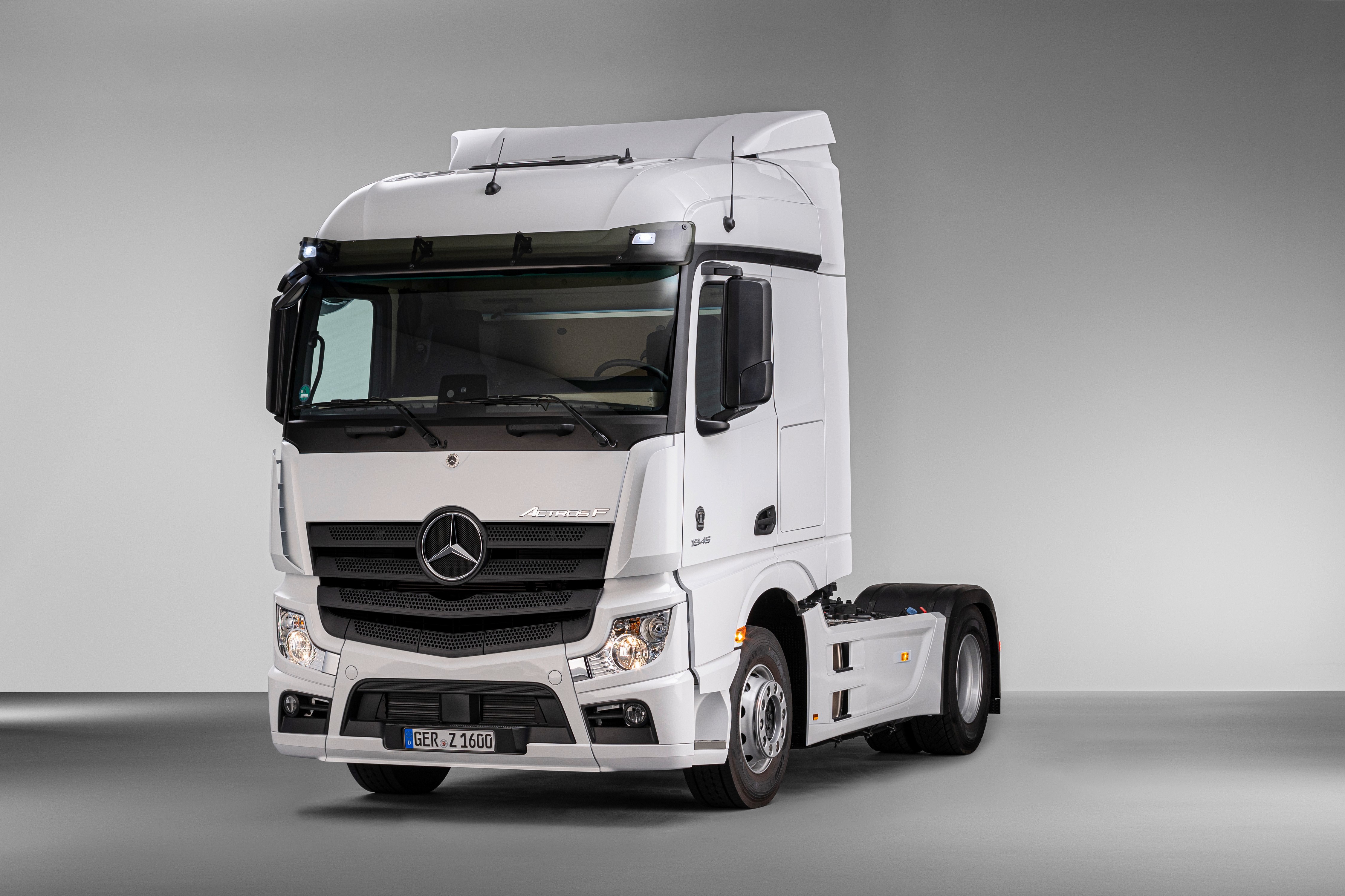 White Mercedes-Benz Actros Truck HD Wallpaper
