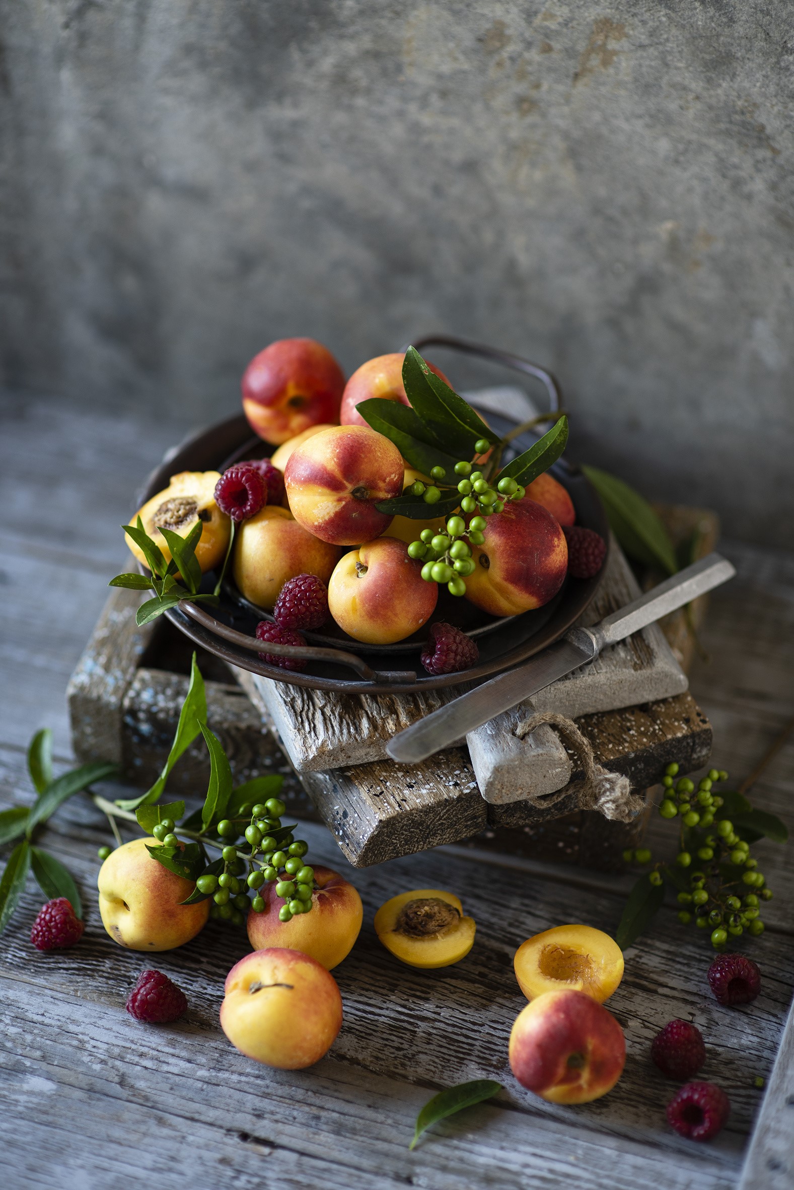 Apricots and raspberries on wooden planks HD Phone Wallpaper