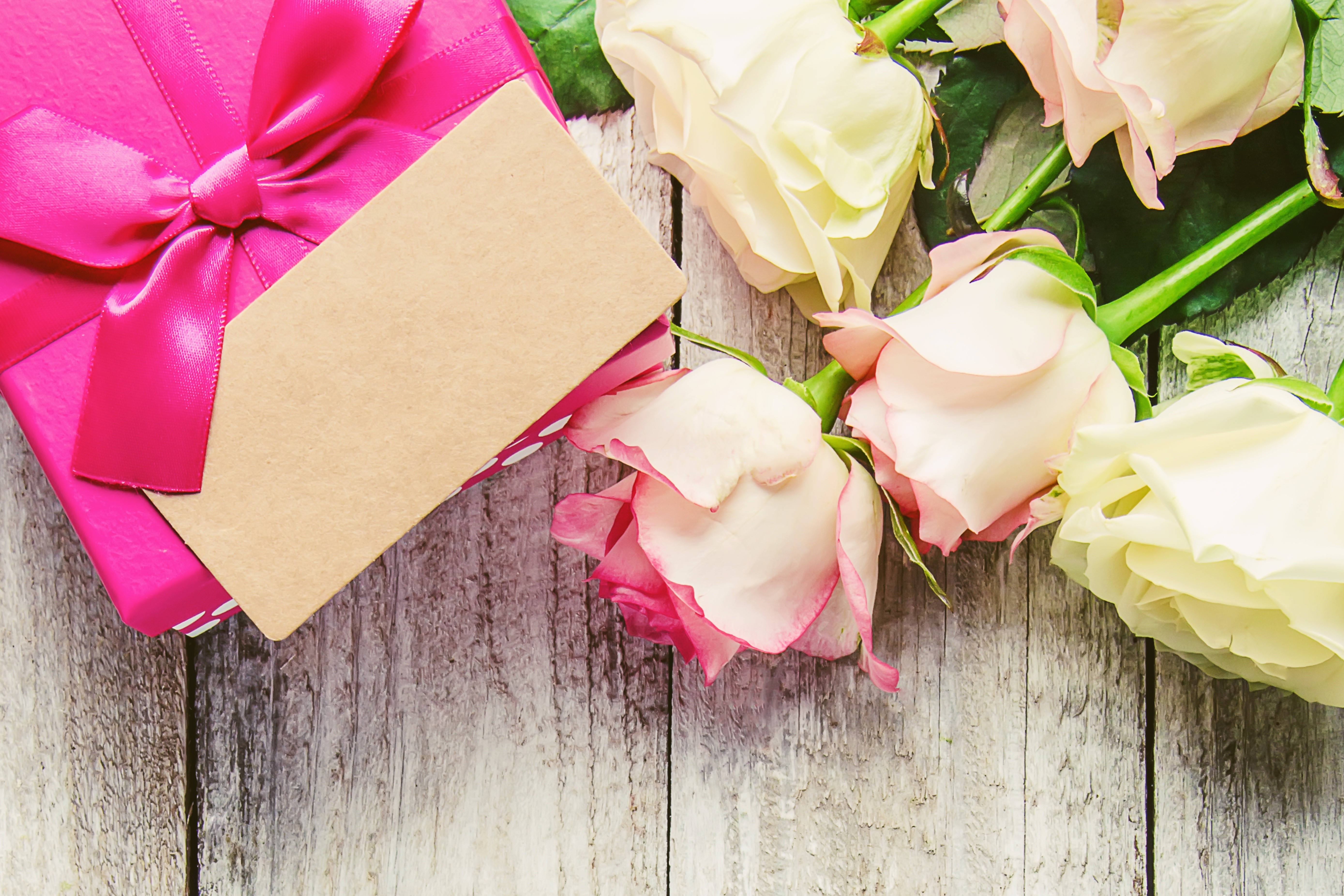 Pink gift box with roses and blank tag HD Wallpaper