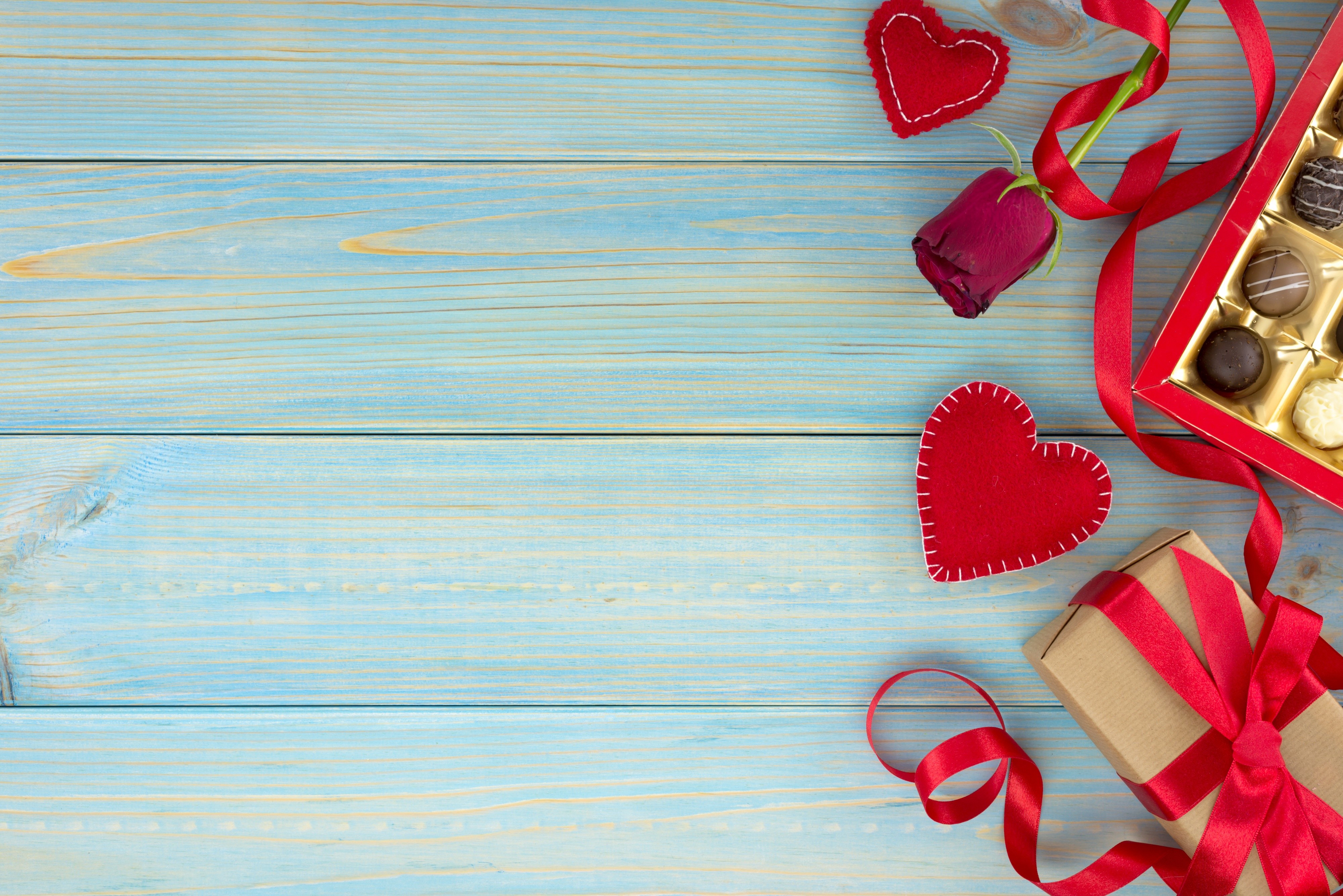 Valentine's Day gift box with rose and hearts HD Wallpaper