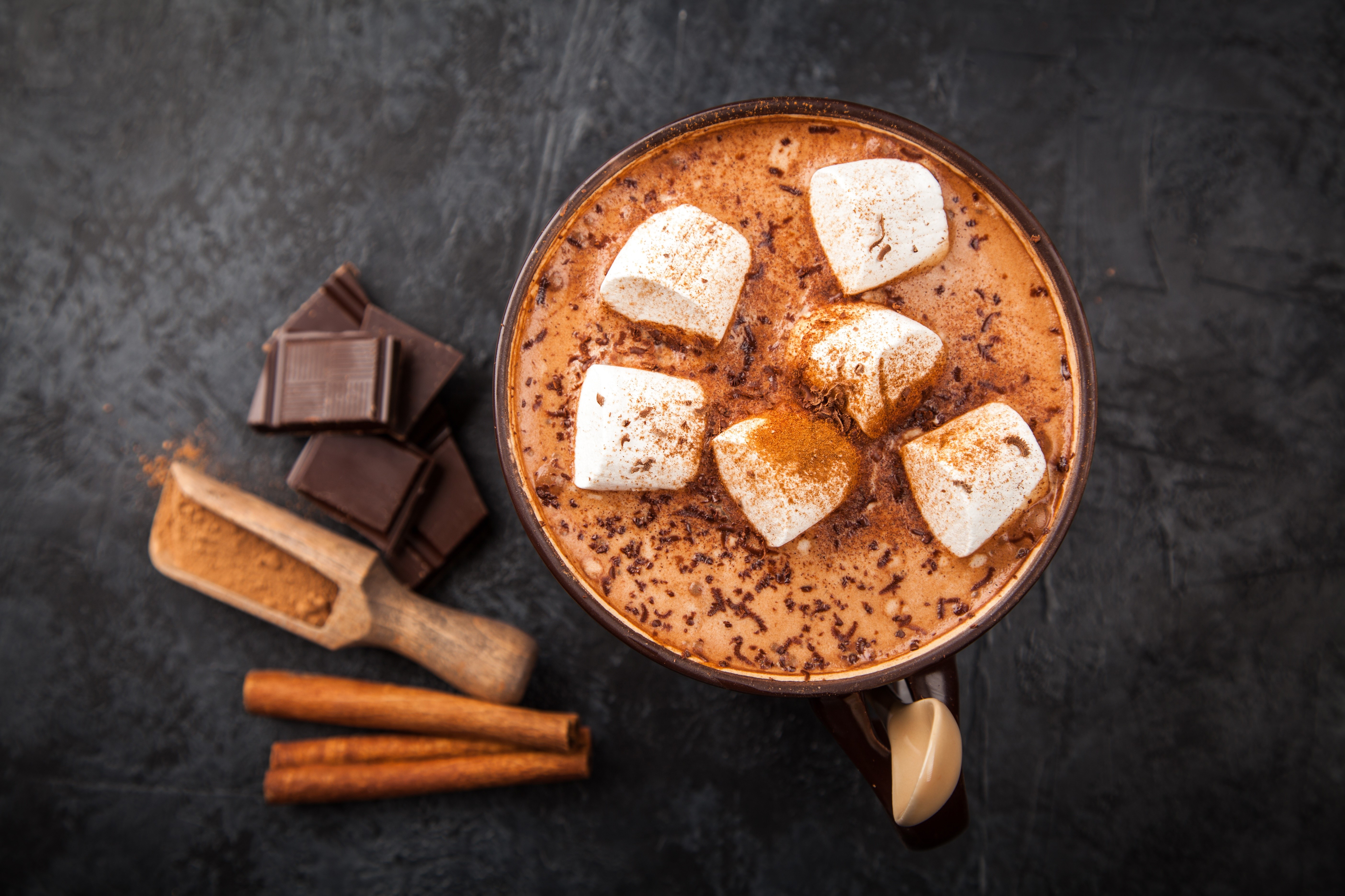 Hot chocolate with marshmallows and chocolate pieces HD Wallpaper