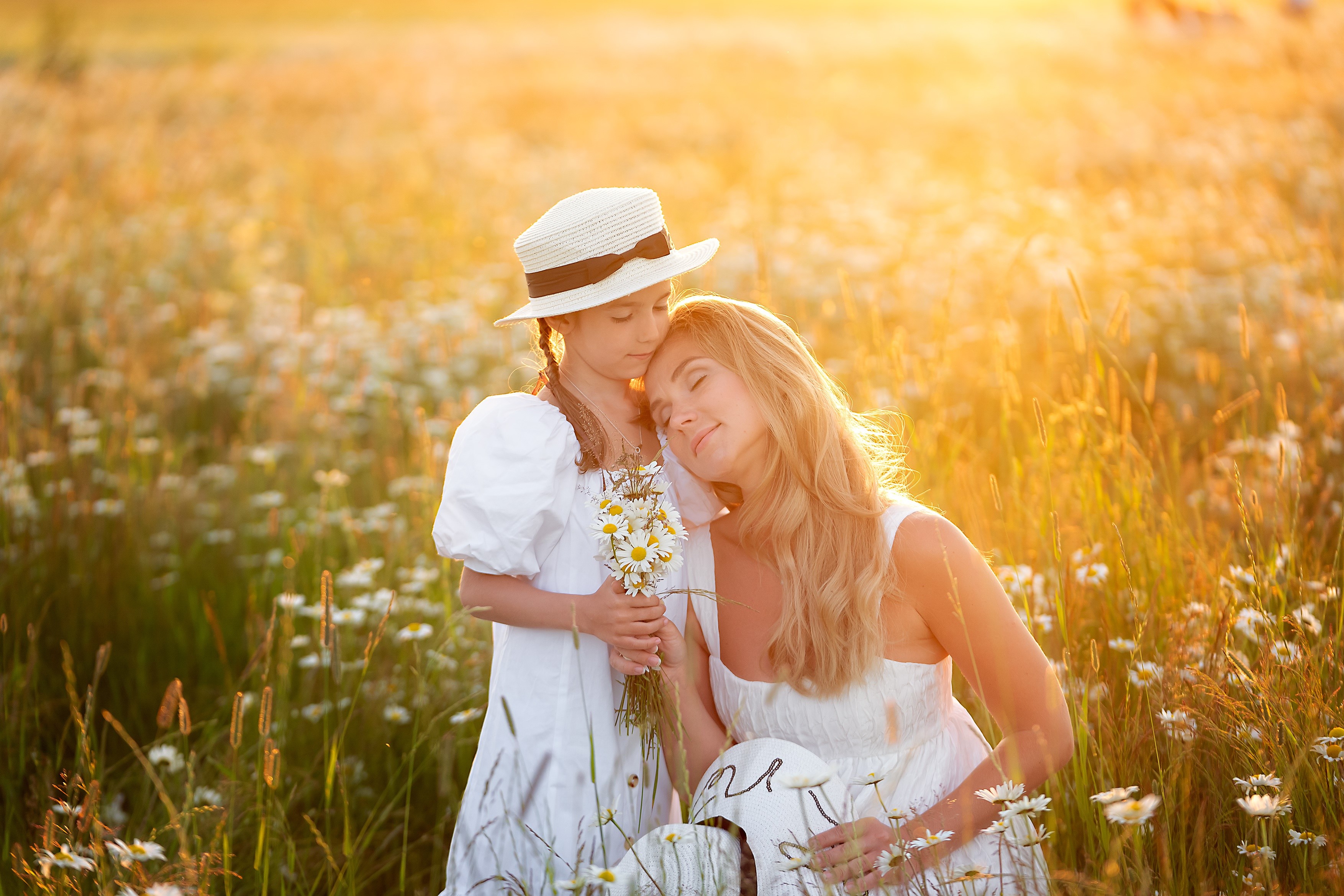 Mother and daughter in a field of daisies HD Wallpaper