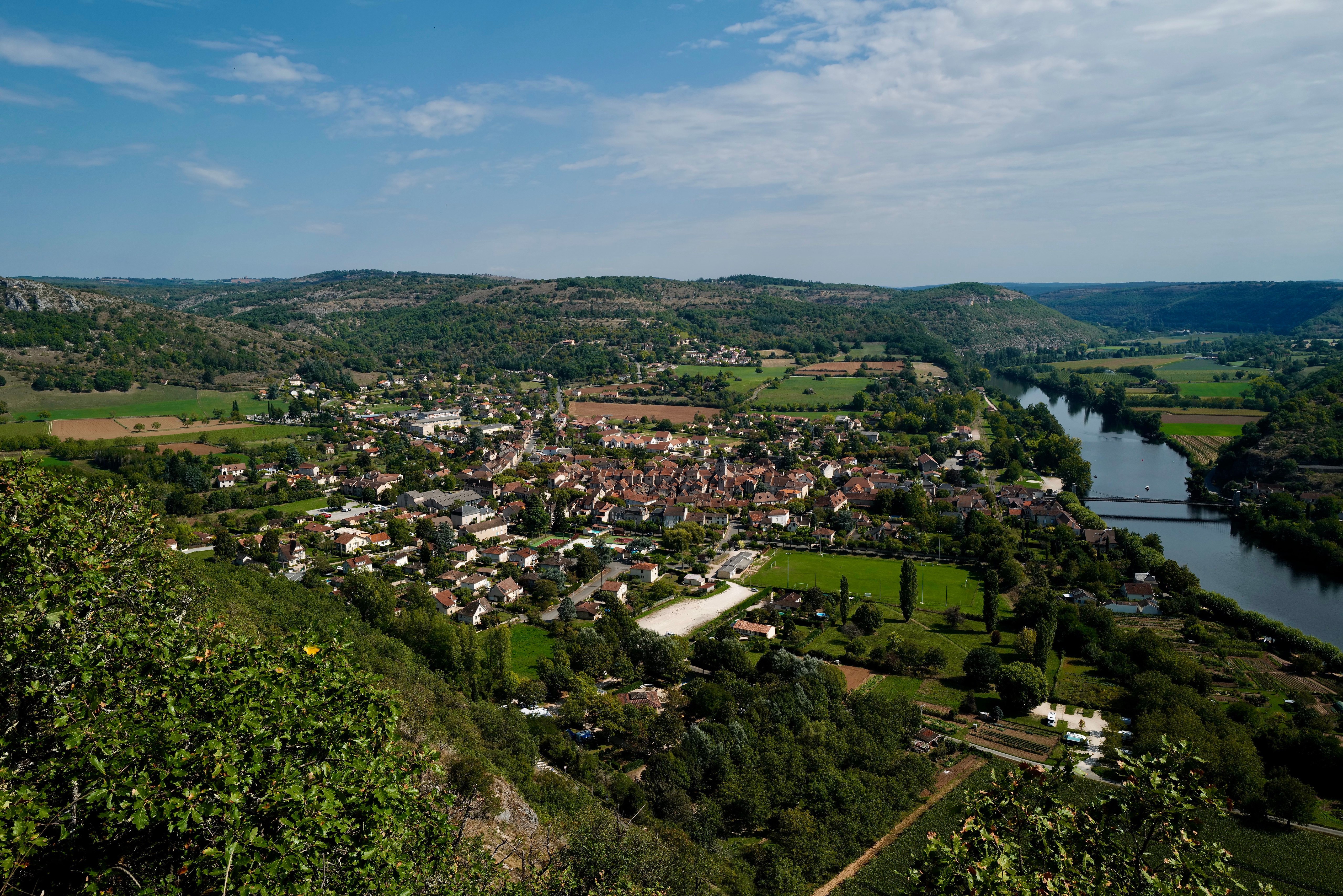 Aerial view of Cajarc, France with Lot River HD Wallpaper
