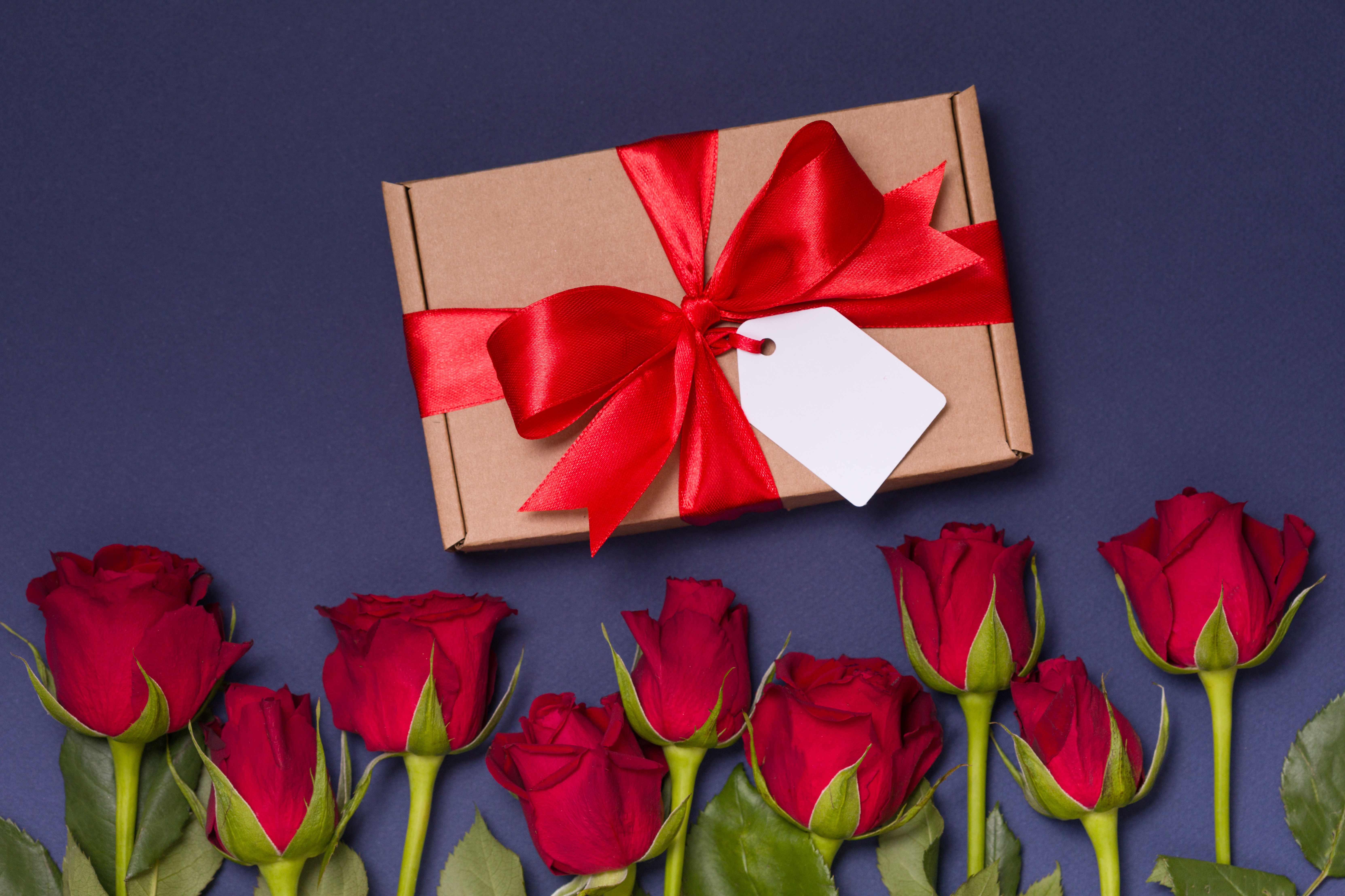 Gift box with red ribbon and roses HD Wallpaper