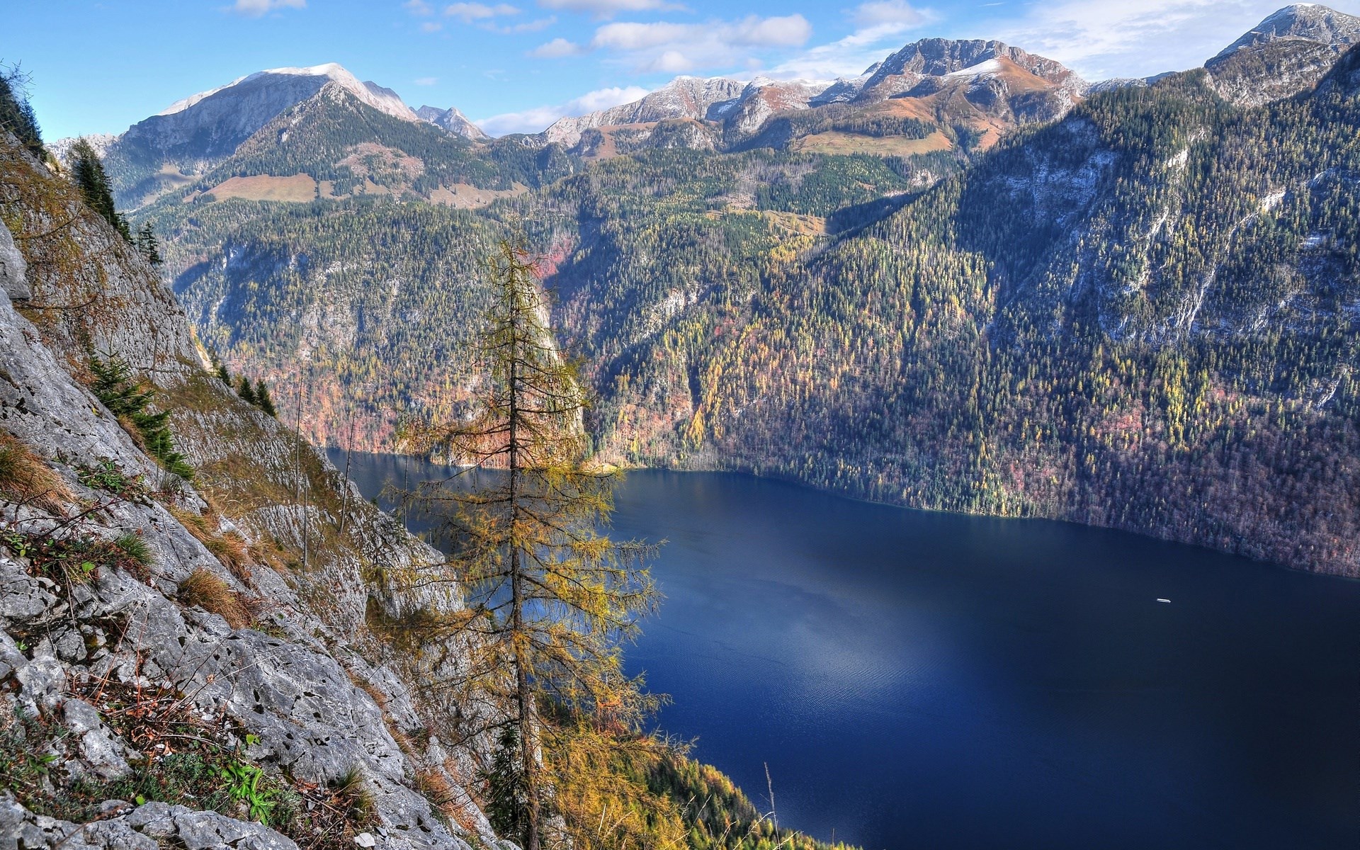 Lake surrounded by mountains and forests HD Wallpaper