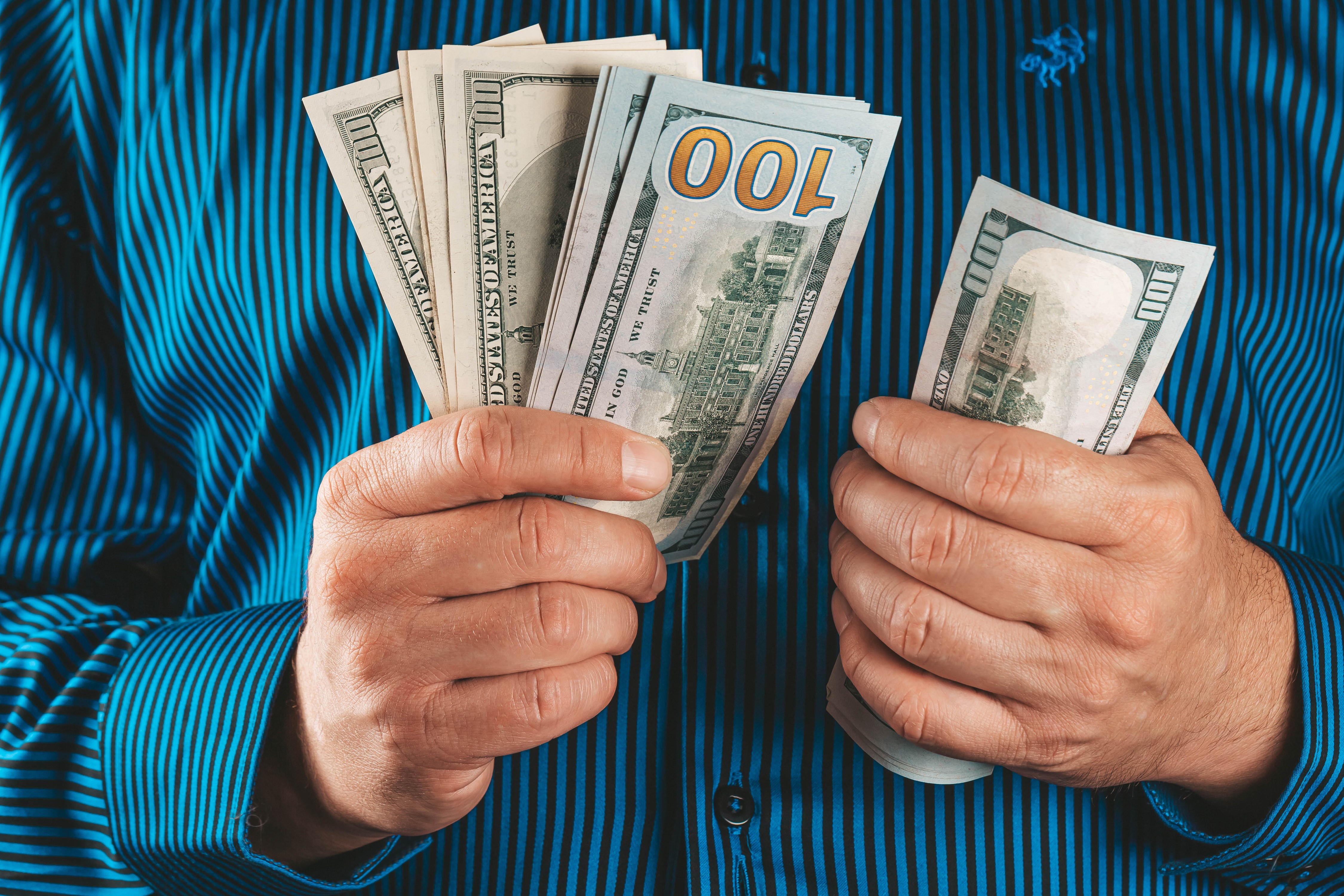 Man holding 100 dollar bills HD Wallpaper