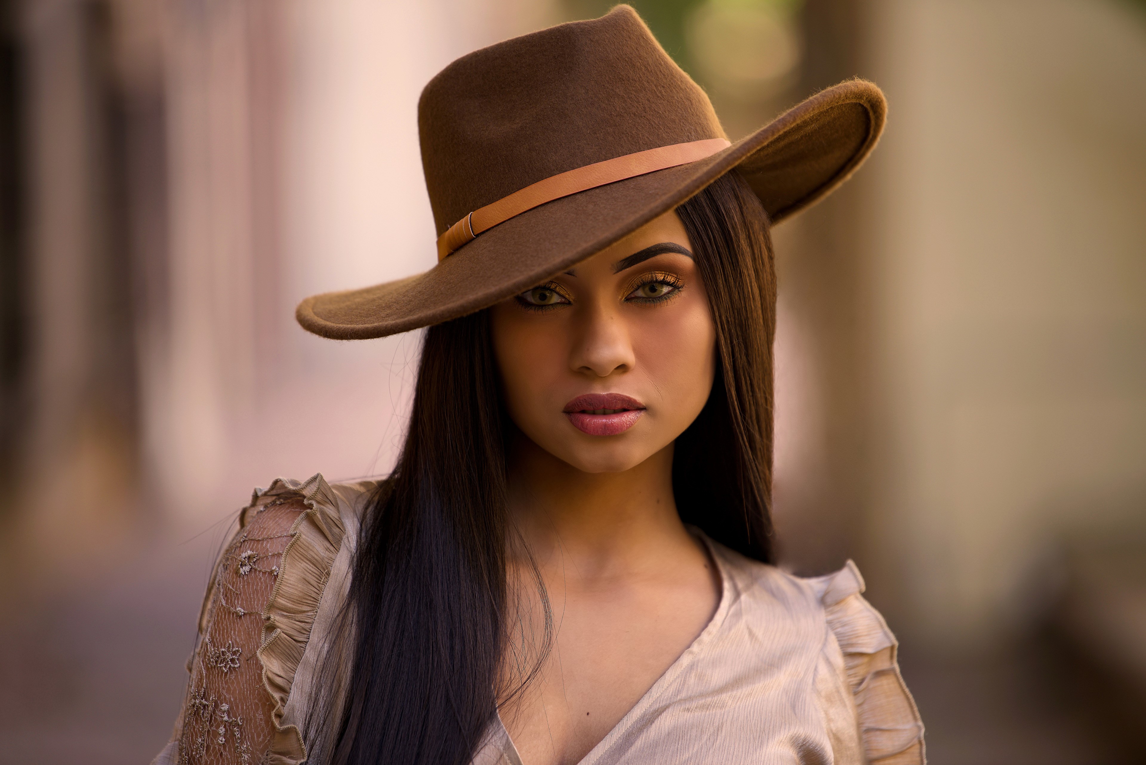 Model wearing a brown hat and makeup HD Wallpaper