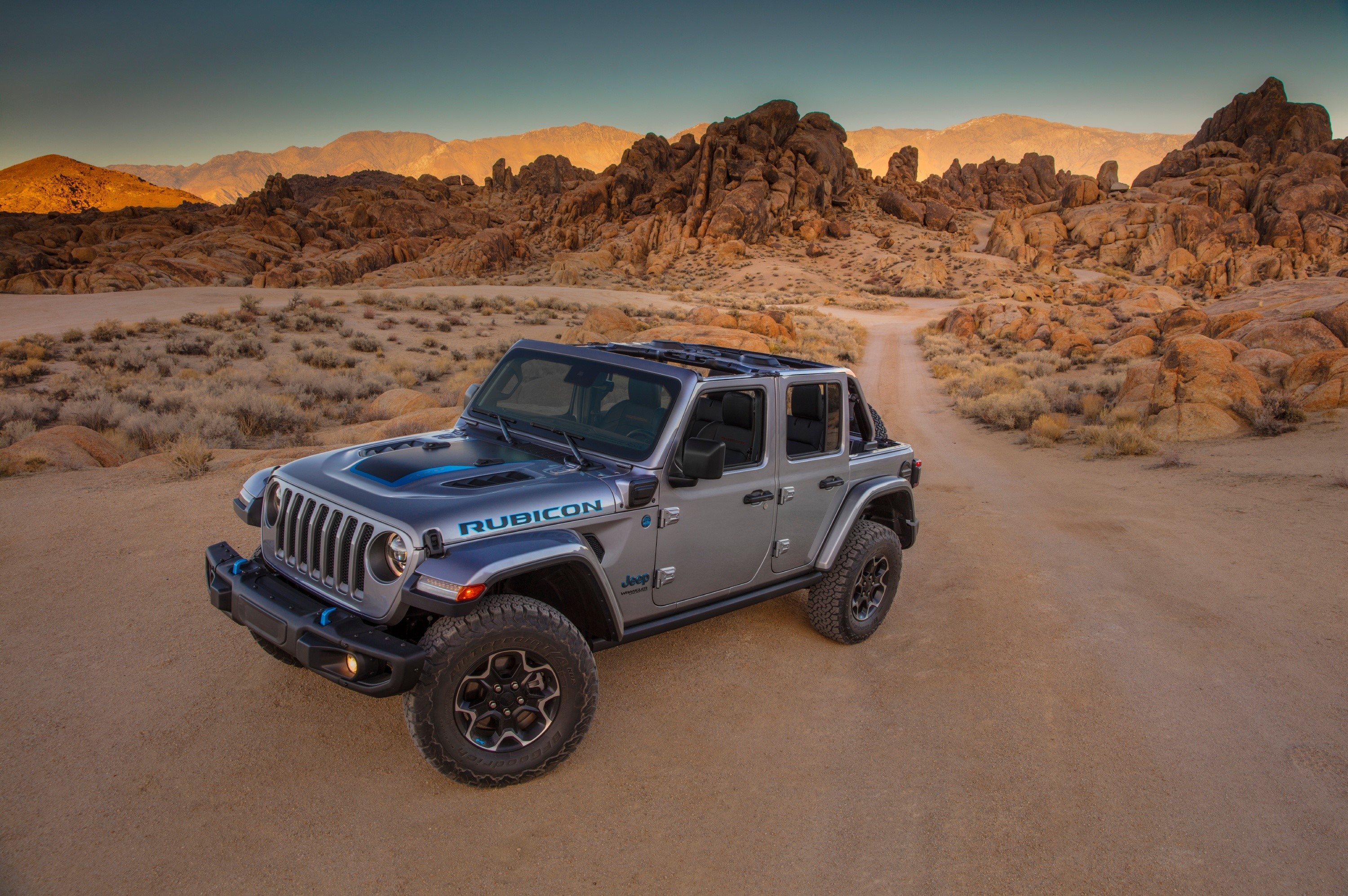 Grey Jeep Wrangler Unlimited Rubicon 4xe in desert landscape HD Wallpaper