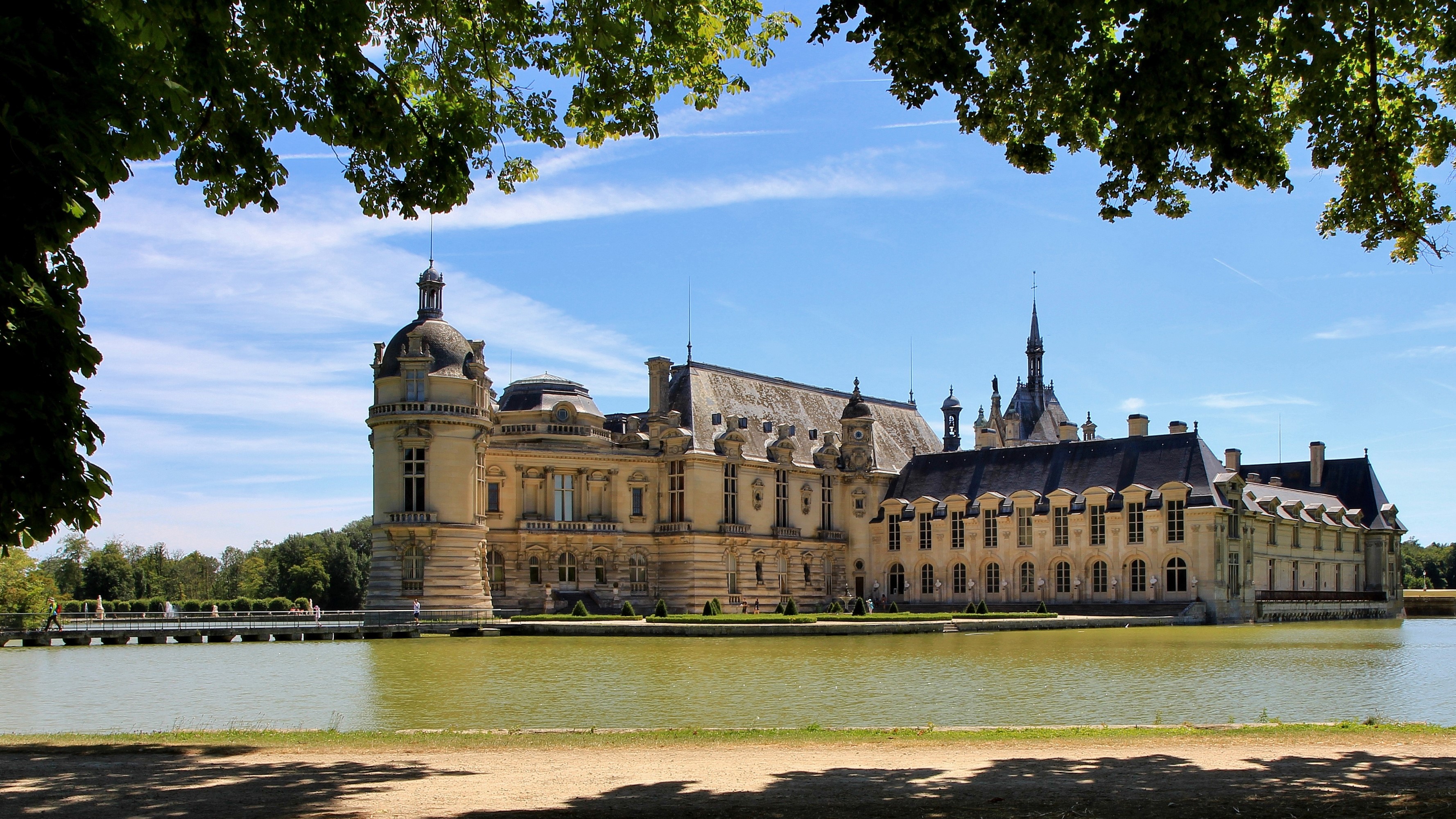 Chateau de Chantilly castle reflected in the water HD Wallpaper