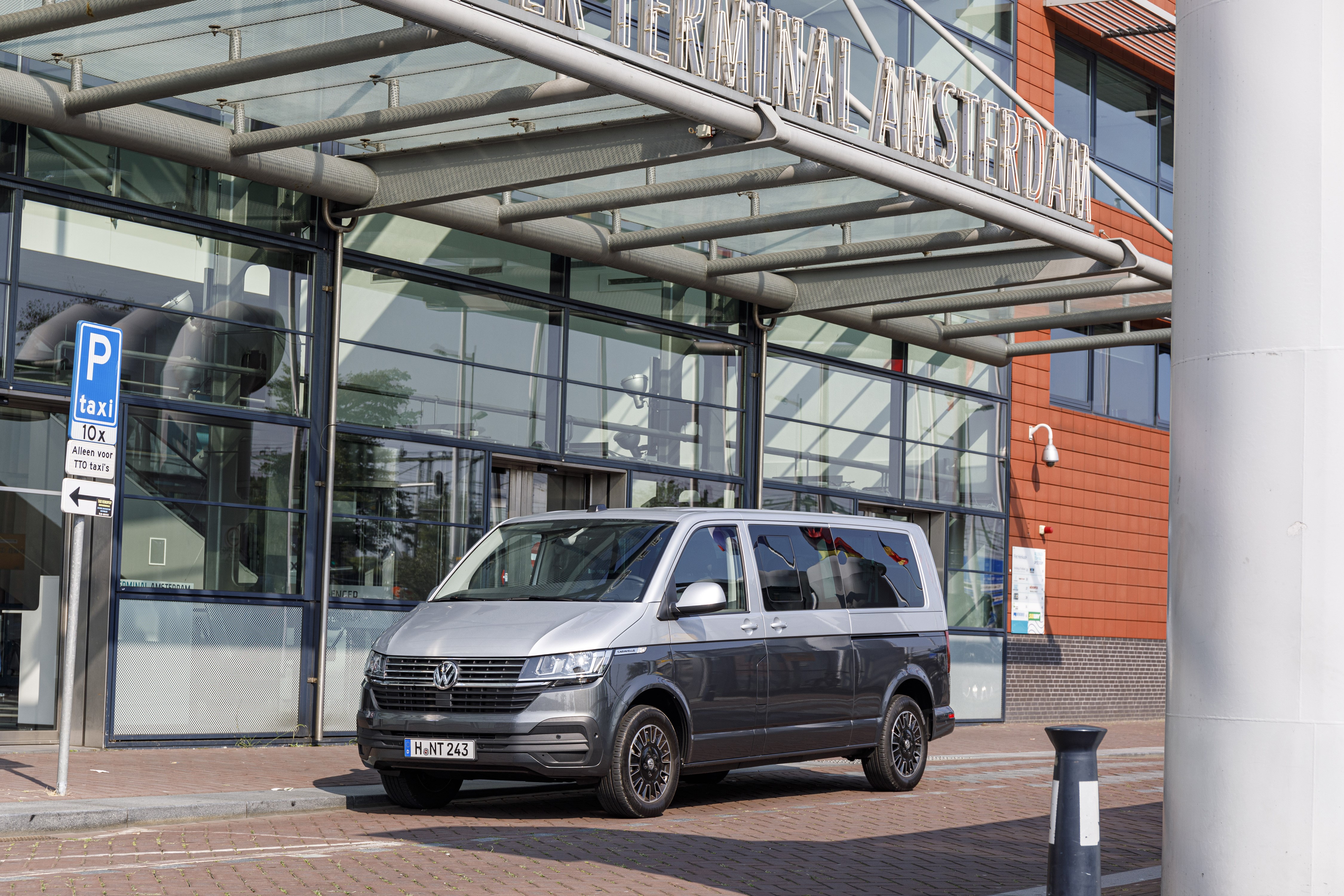 Volkswagen Caravelle Minivan at Amsterdam Terminal HD Wallpaper