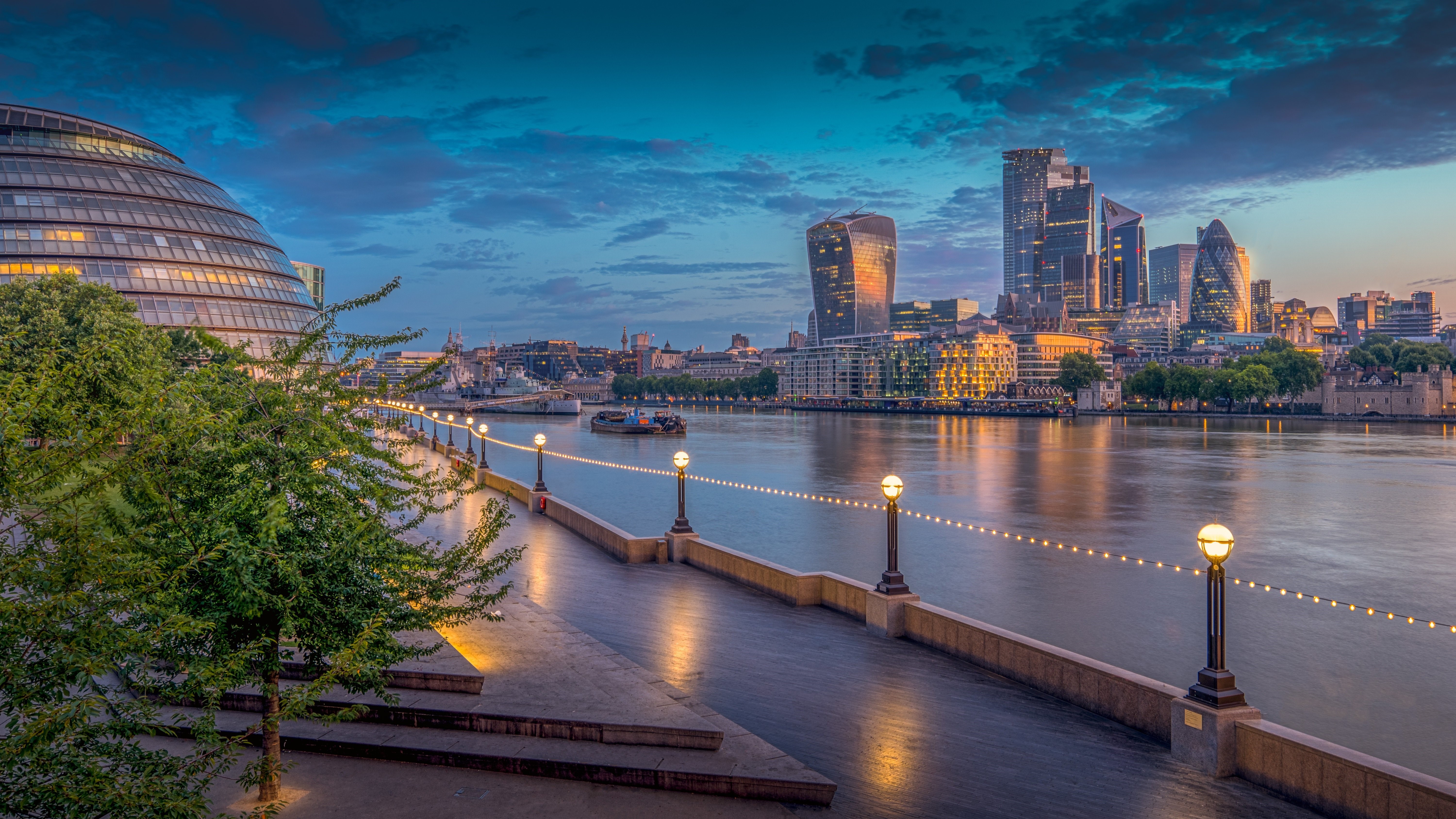 London skyline and River Thames at sunrise HD Wallpaper