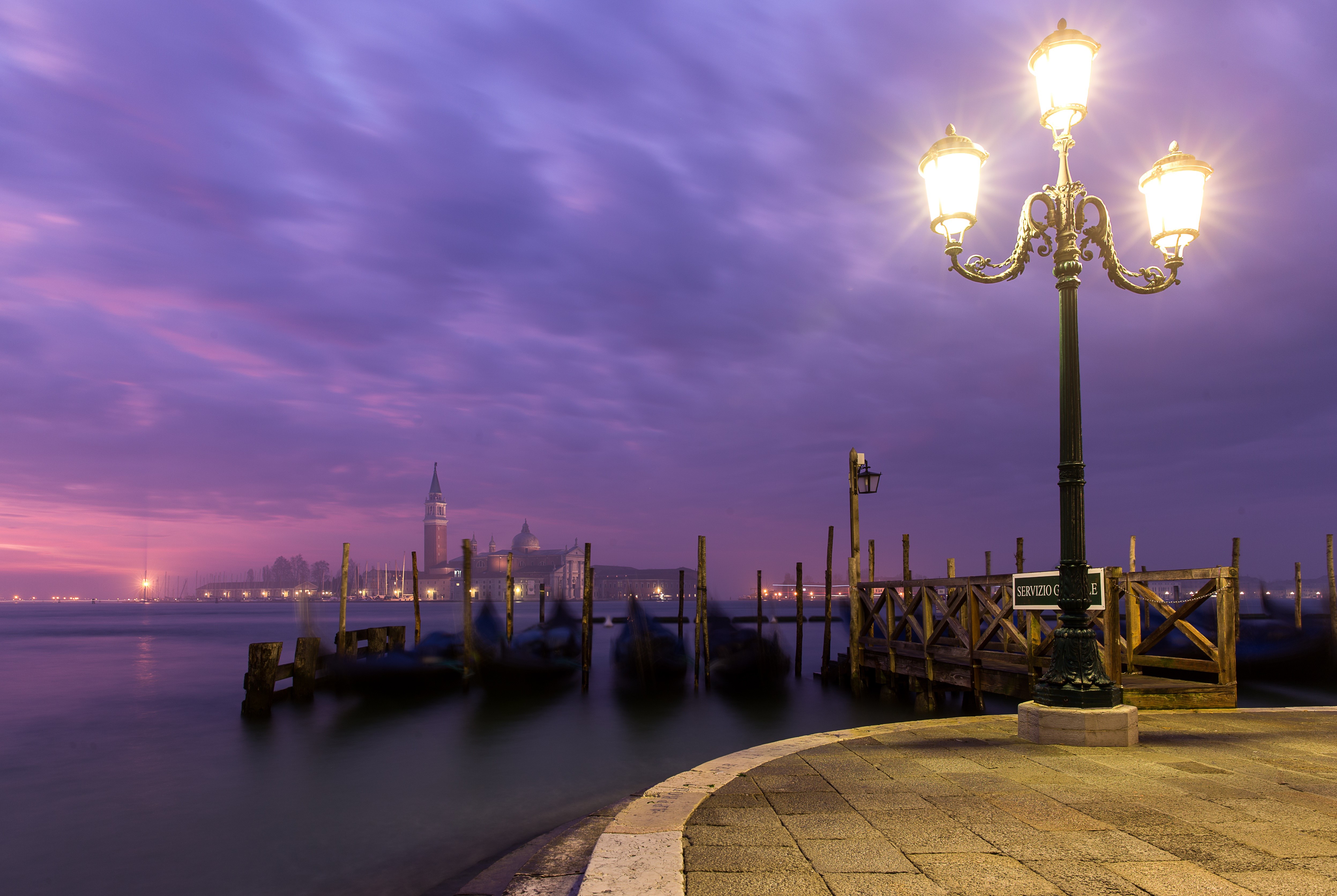 Venice Waterfront at Dusk with Street Lamp HD Wallpaper