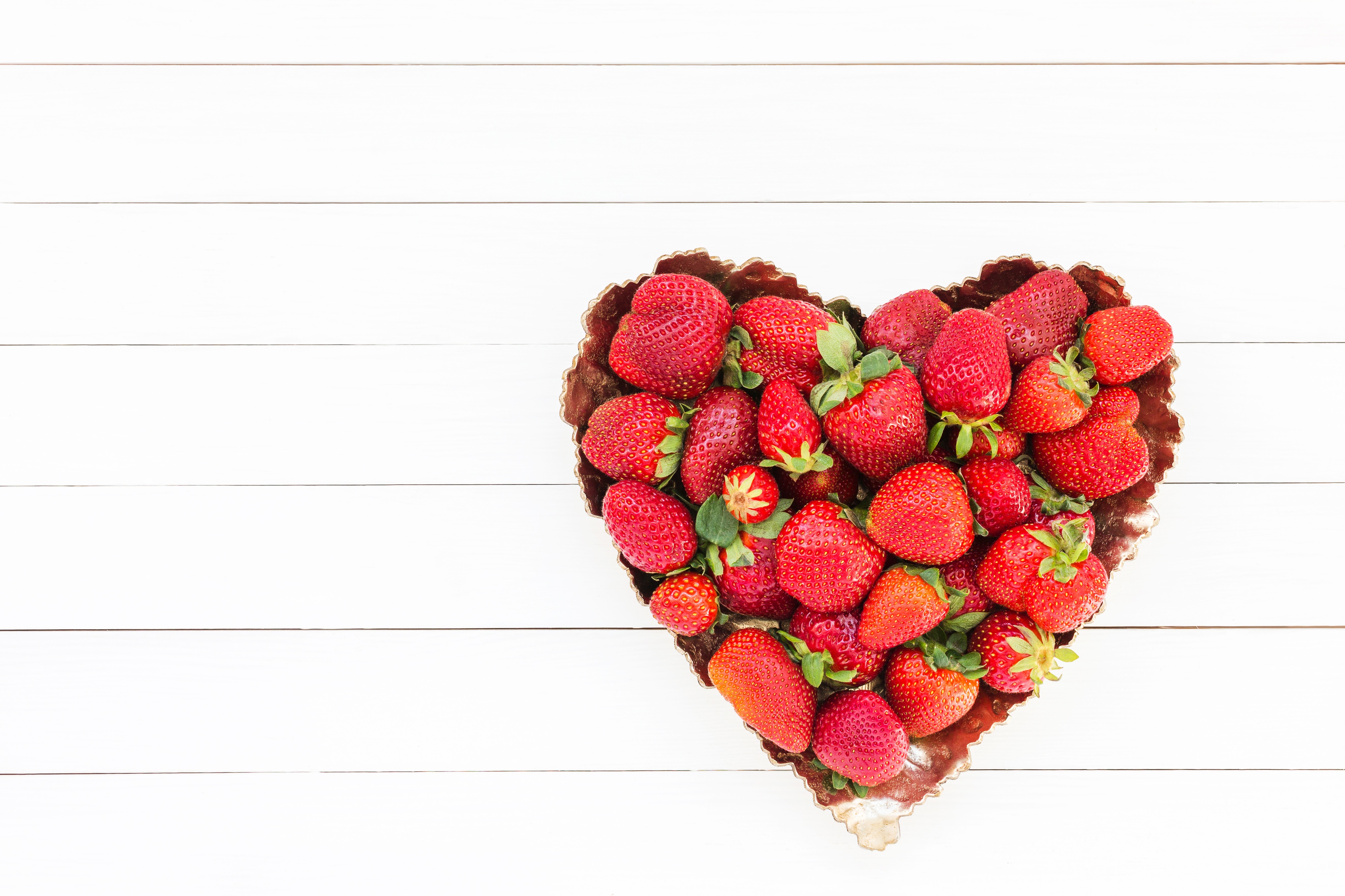 Heart-shaped dish filled with strawberries HD Wallpaper