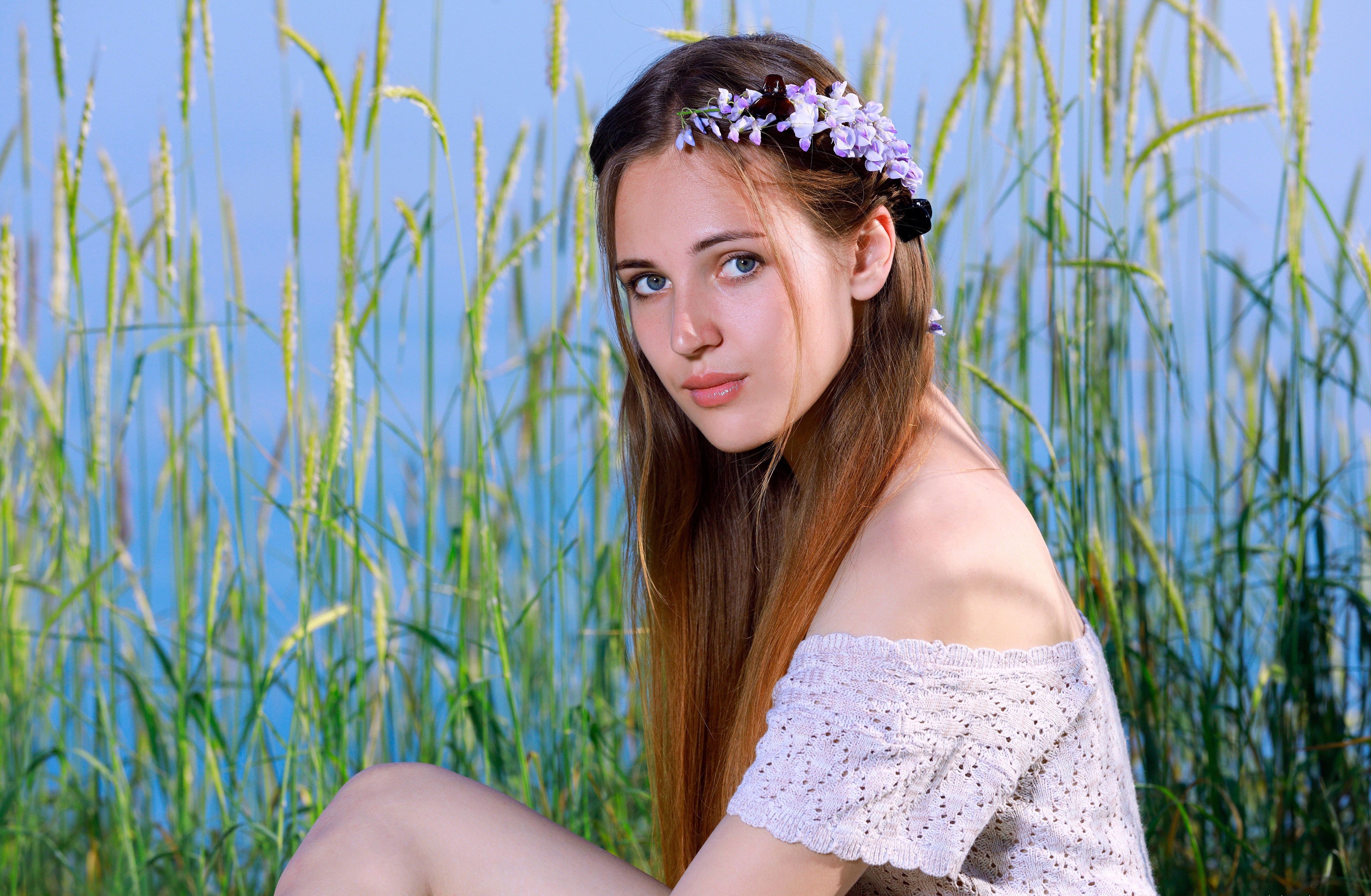 5K Bokeh Brown haired Wreath Glance HD Wallpaper