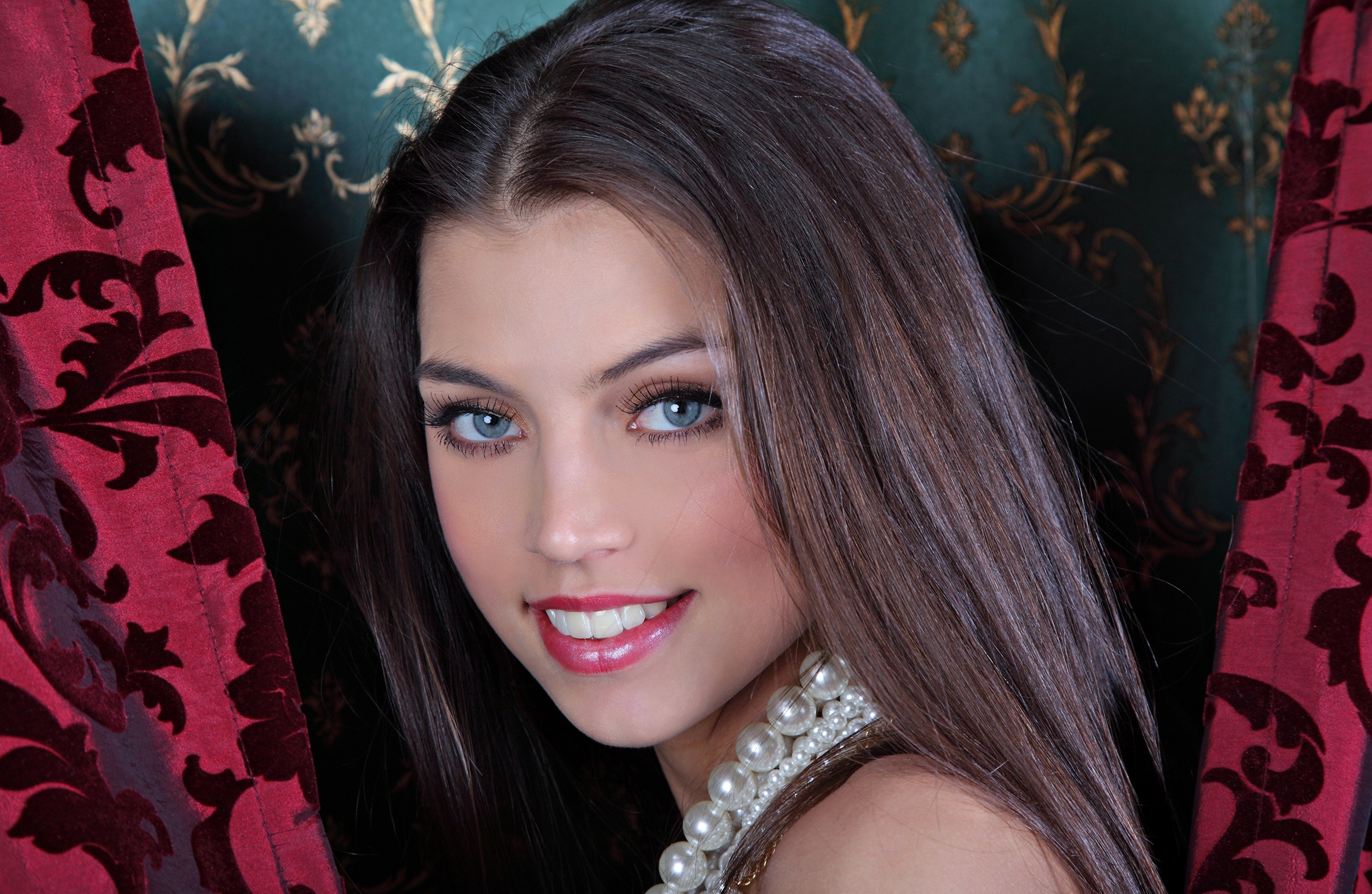4K Portrait of Model Valentina Kolesnikova with Necklace HD Wallpaper