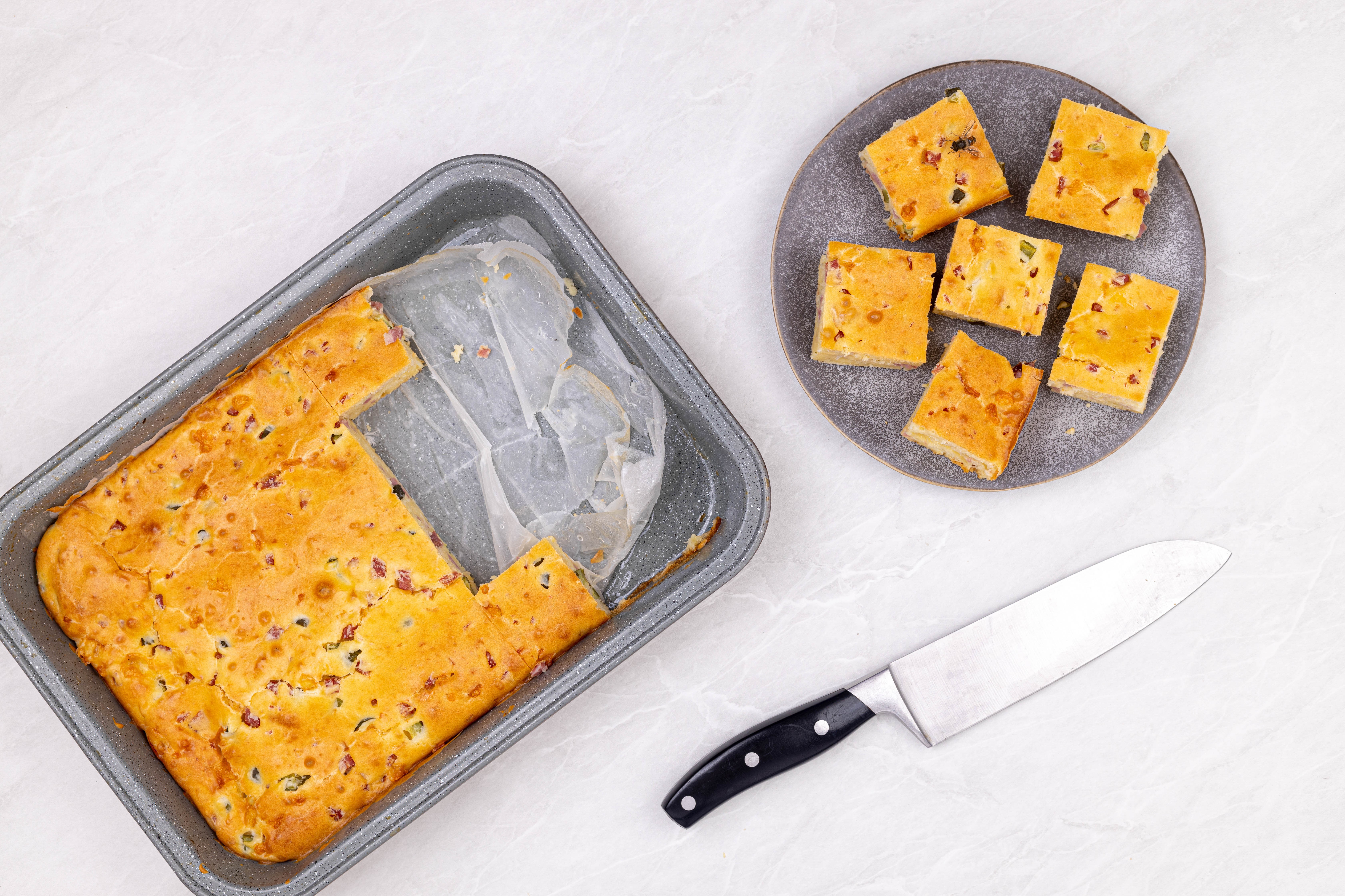 Baked pastry in a pan and on a plate with a knife HD Wallpaper