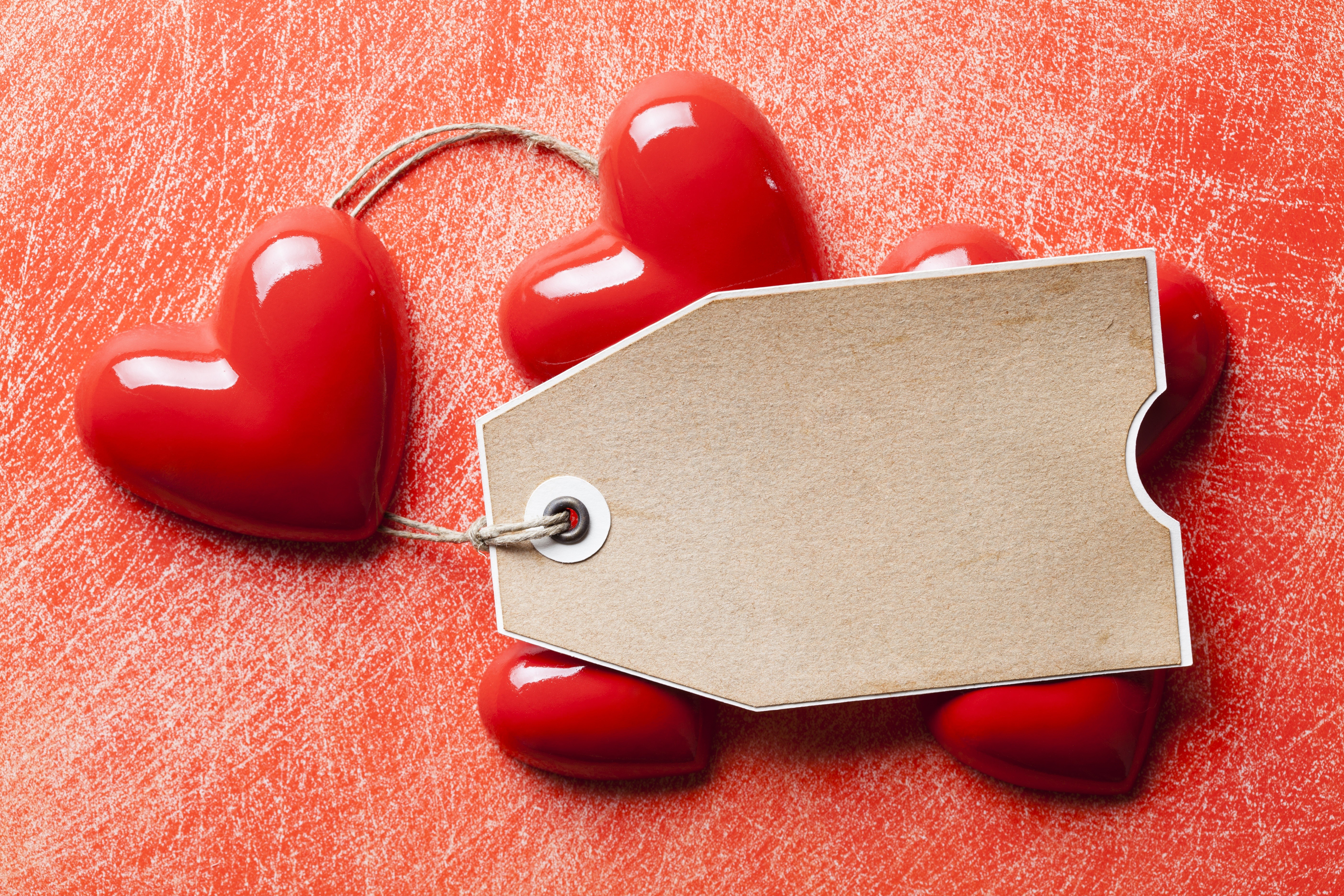 Valentine's Day hearts with blank tag HD Wallpaper