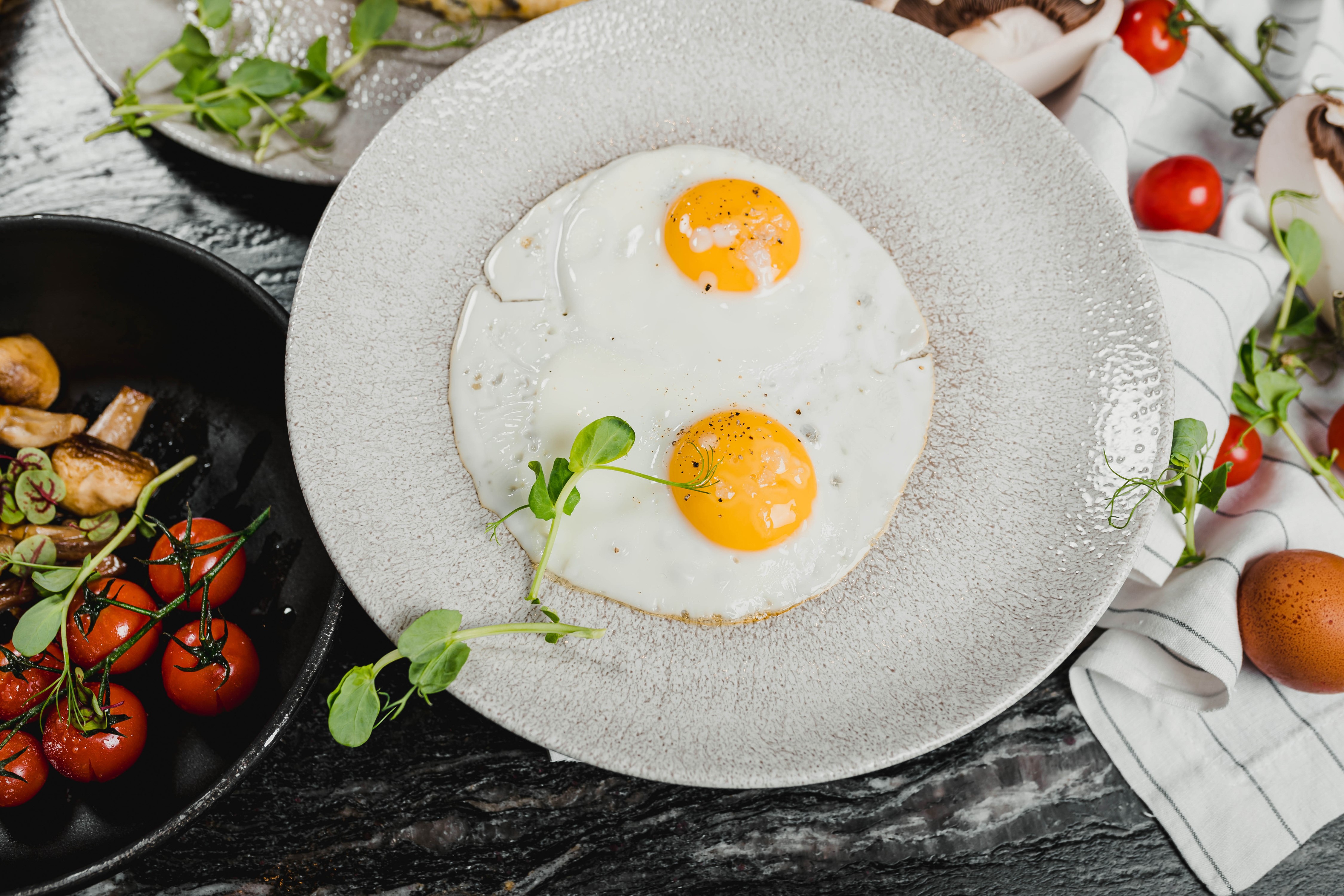Fried eggs with tomatoes and mushrooms HD Wallpaper