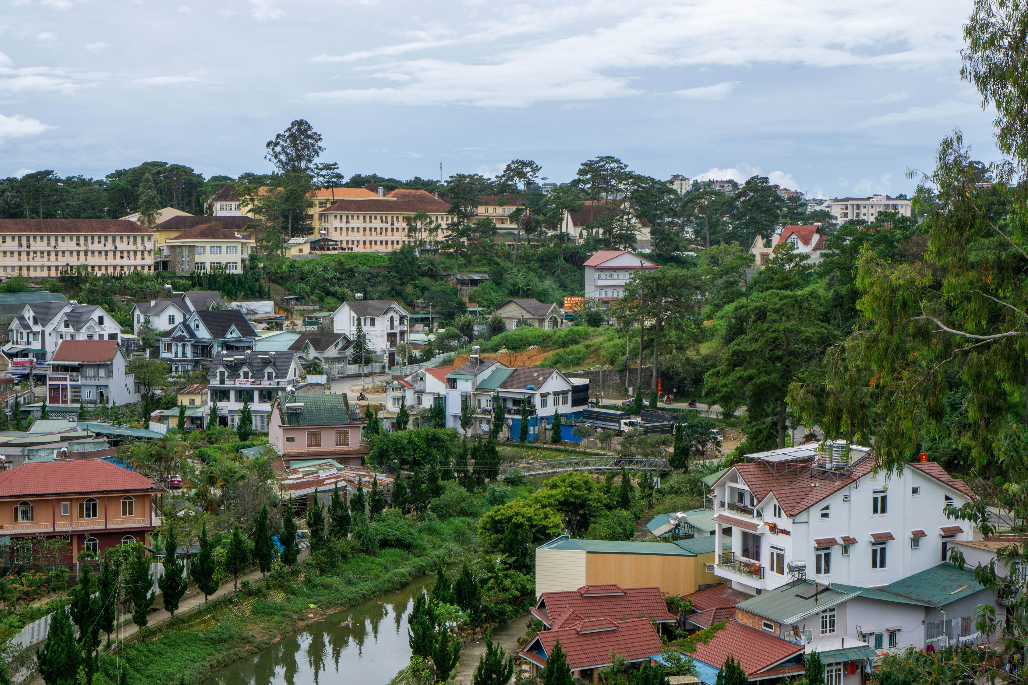 Dalat, Vietnam houses on a hillside HD Wallpaper